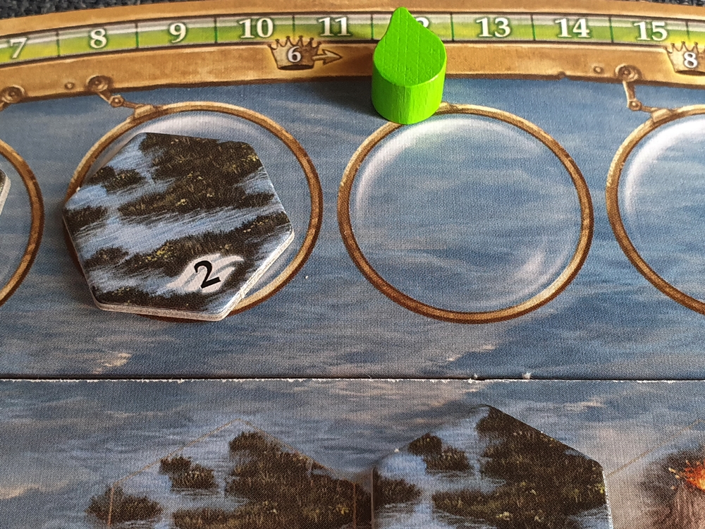 Der obere Teil eines jeden Spielplans mit Ablagefeldern für Landschaftsplättchen, darüber die Anzeige für Energie mit dem entsprechenden Marker