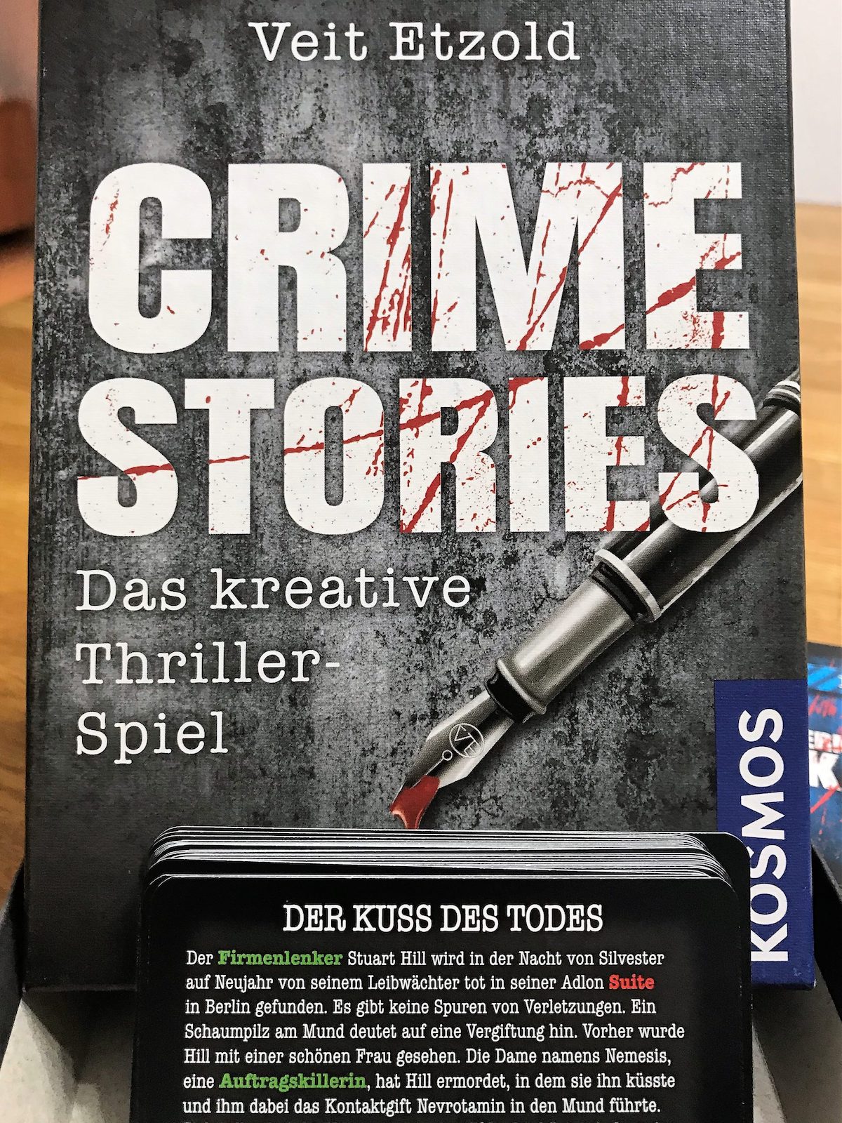 Eine Spielkarte trägt den Titel "Der Kuss des Todes"