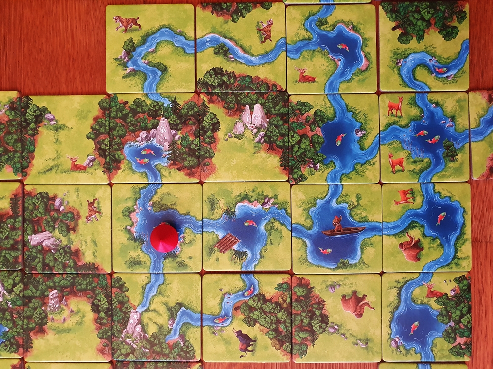 Aufgebautes Spielfeld mit einem grossen System von Flüssen und Seen