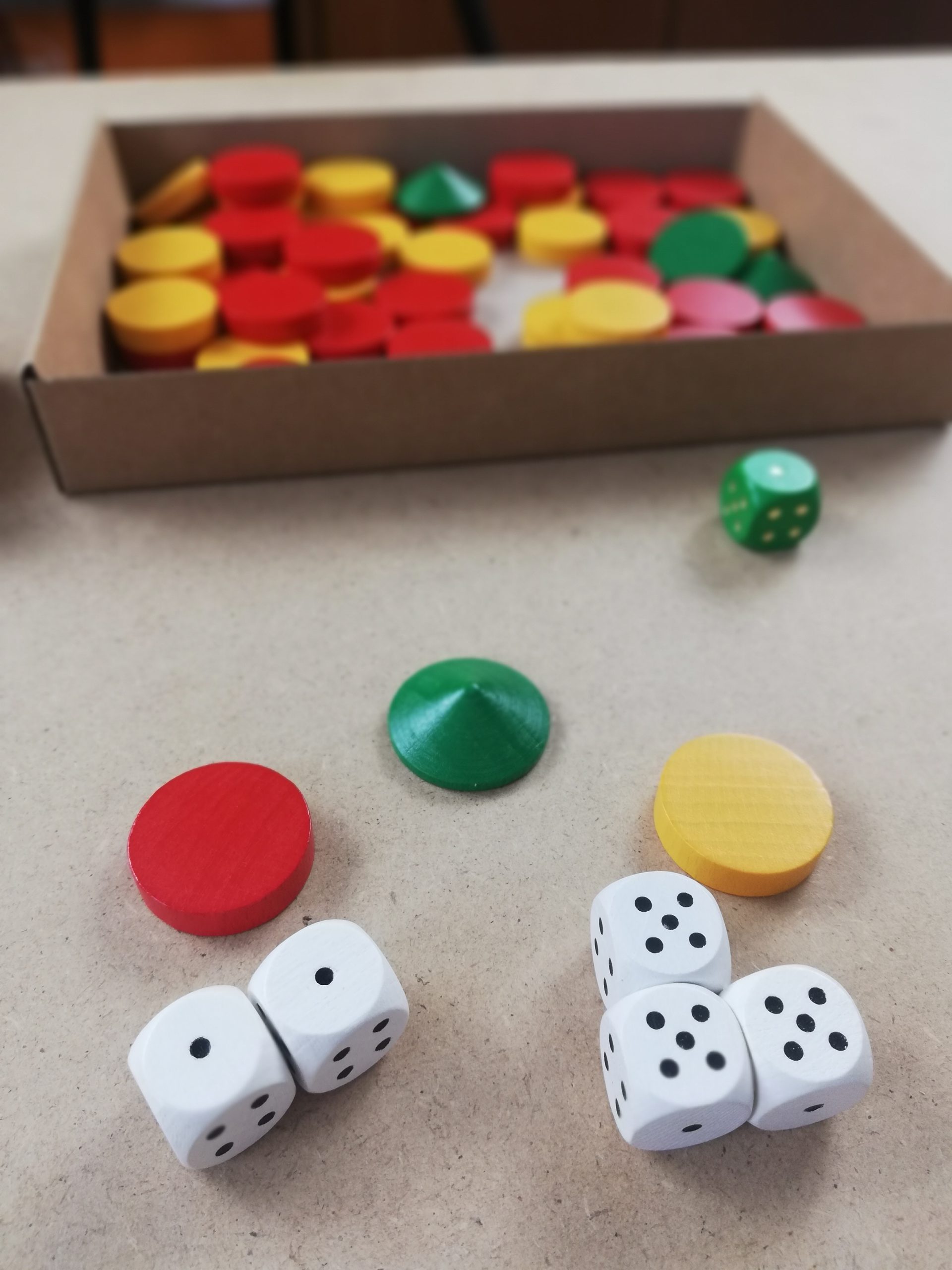 Leuchtturm Ahoi - rote Scheiben mit Pärchen, gelbe Scheiben mit Drilling - Dach mit einem Full House