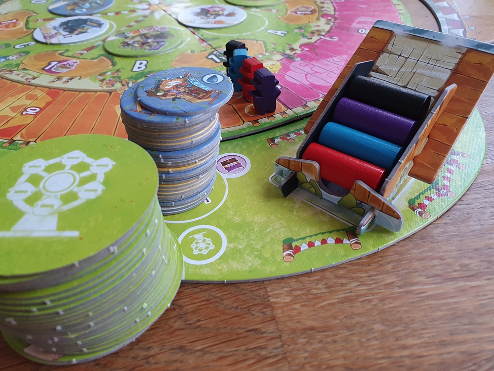 Ausschnitt des Spielplans mit einer Rutsche aus Pappe für die Spielerreihenfolge