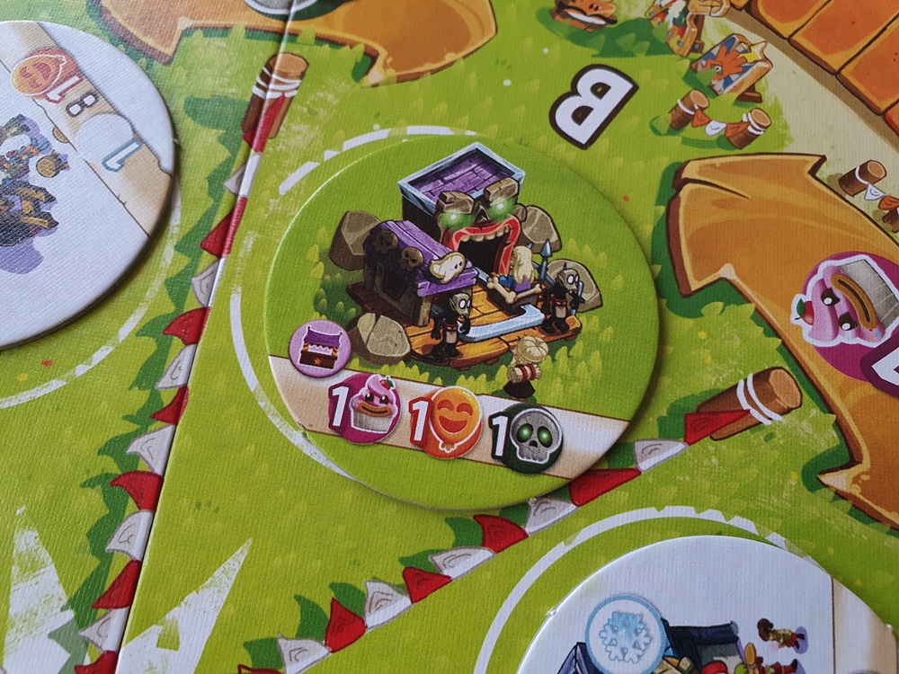 Attaktionenplättchen auf dem Spielplan als Beispiel