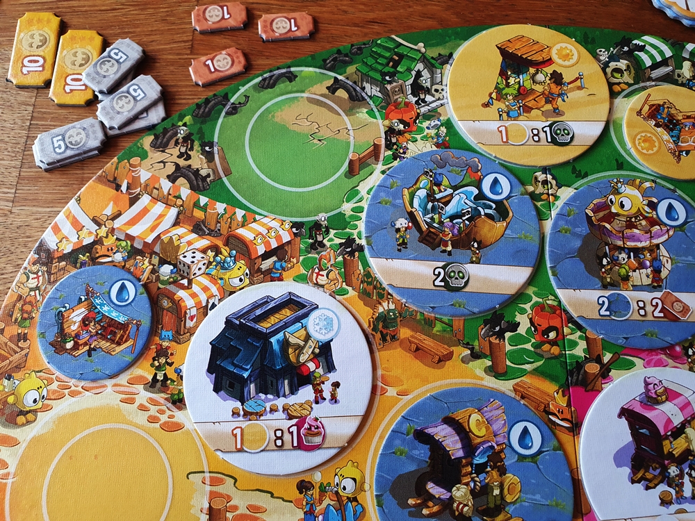 Eigener Spielplans eines Spielers, einer Spielerin, belegt mit zahlreichen Plättchen