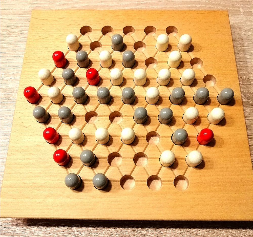 Alle roten Turme wurden von grauen und weißen Spielsteinen umzingelt. Es ist kein weiterer Zug mehr möglich. 