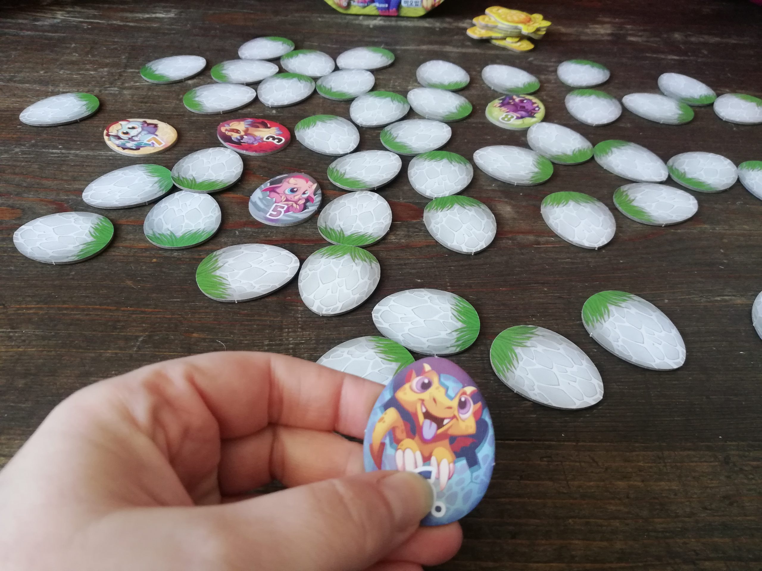 Little Dragons Ei nehmen und in die Auslage legen