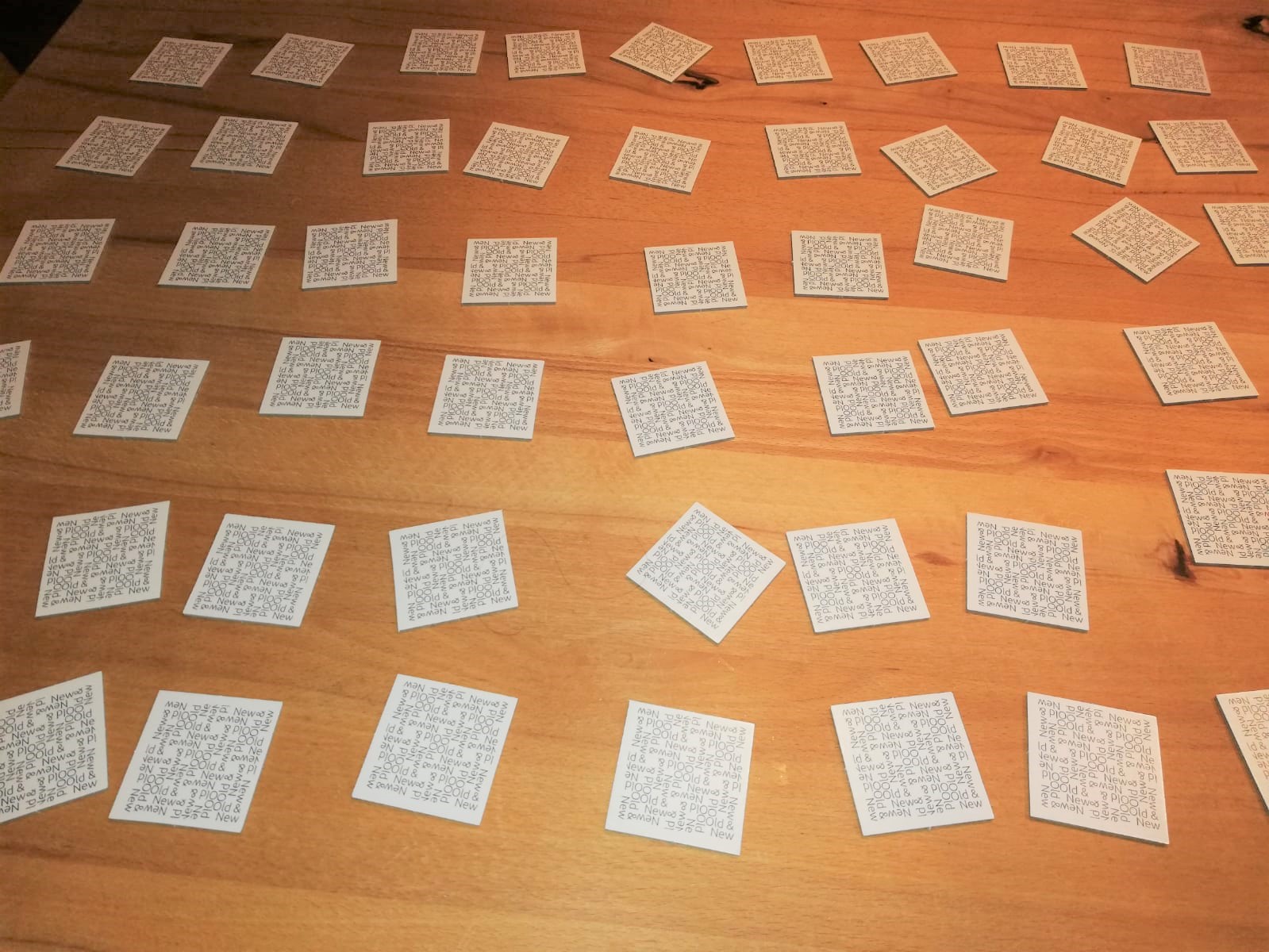 Alle Karten liegen verdeckt auf dem Tisch