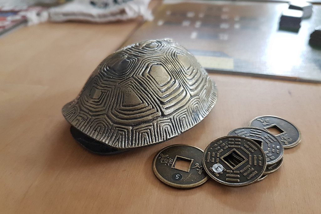 Yin Yang - Metallmünzen und der Schildkröten-Schüttelbecher