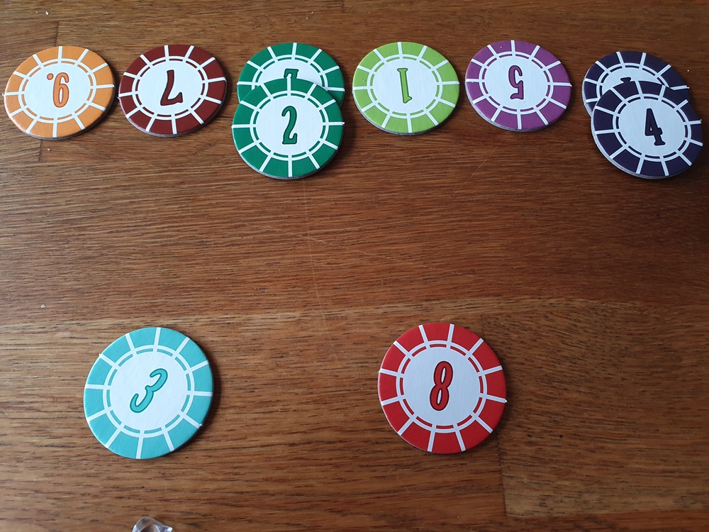 Zwei Zahlenchips werden geräubert, weil sie die gleiche Zahl zeigen.