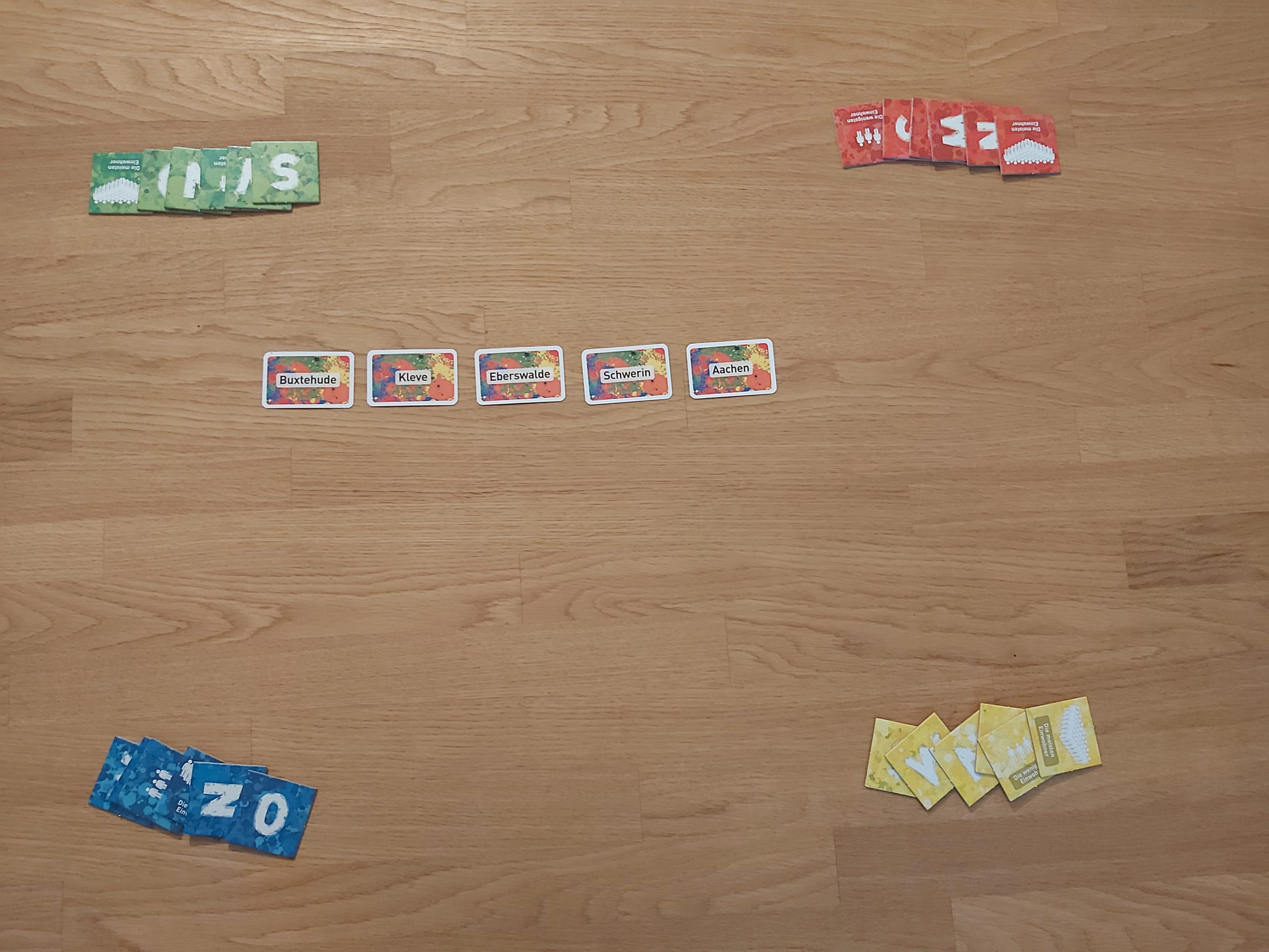 Zu sehen ist der Spielaufbau von Spot On für 4 Spielende