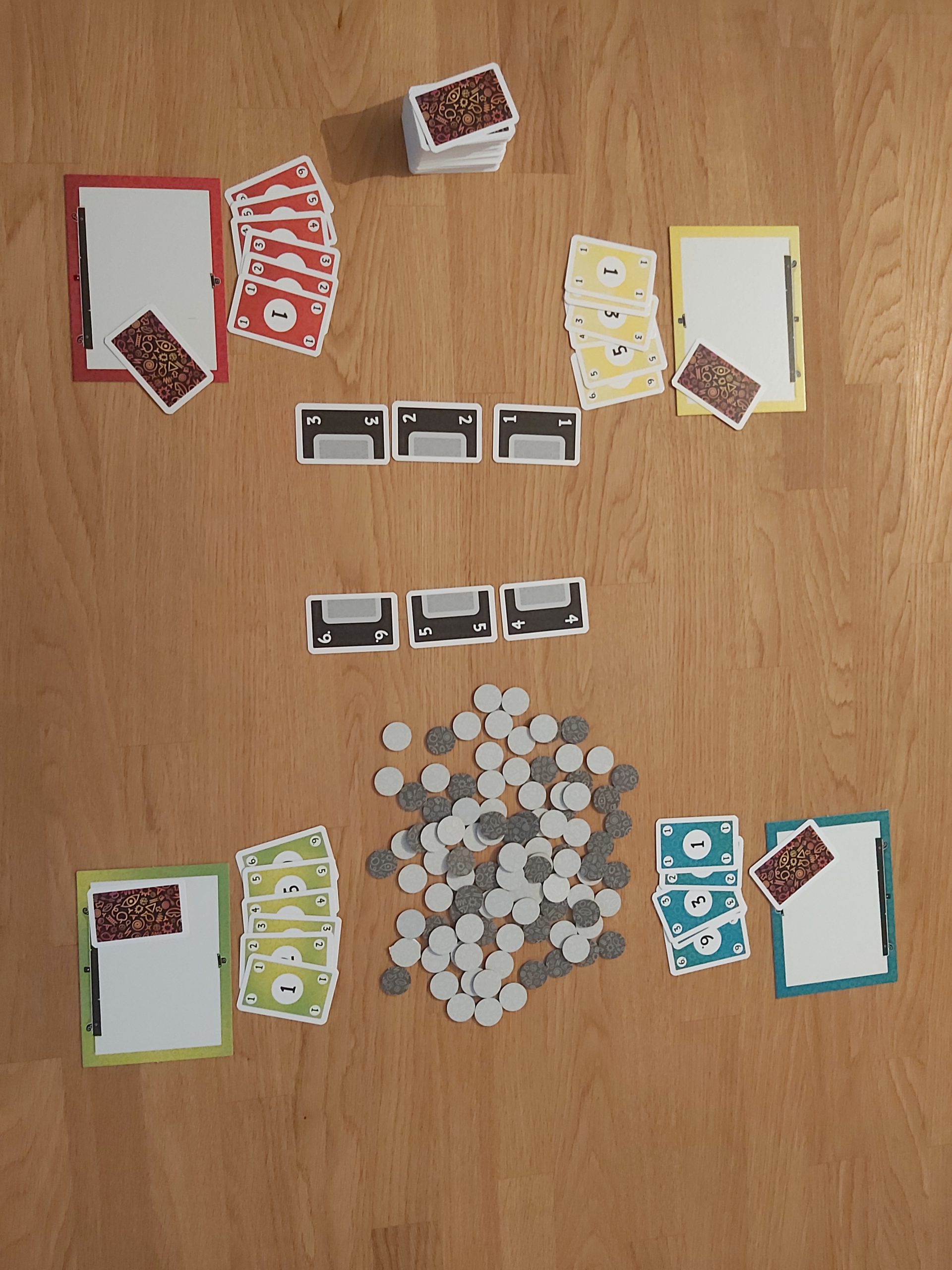 Zu sehen ist der Spielaufbau von Krazy Pix für 4 Spielende