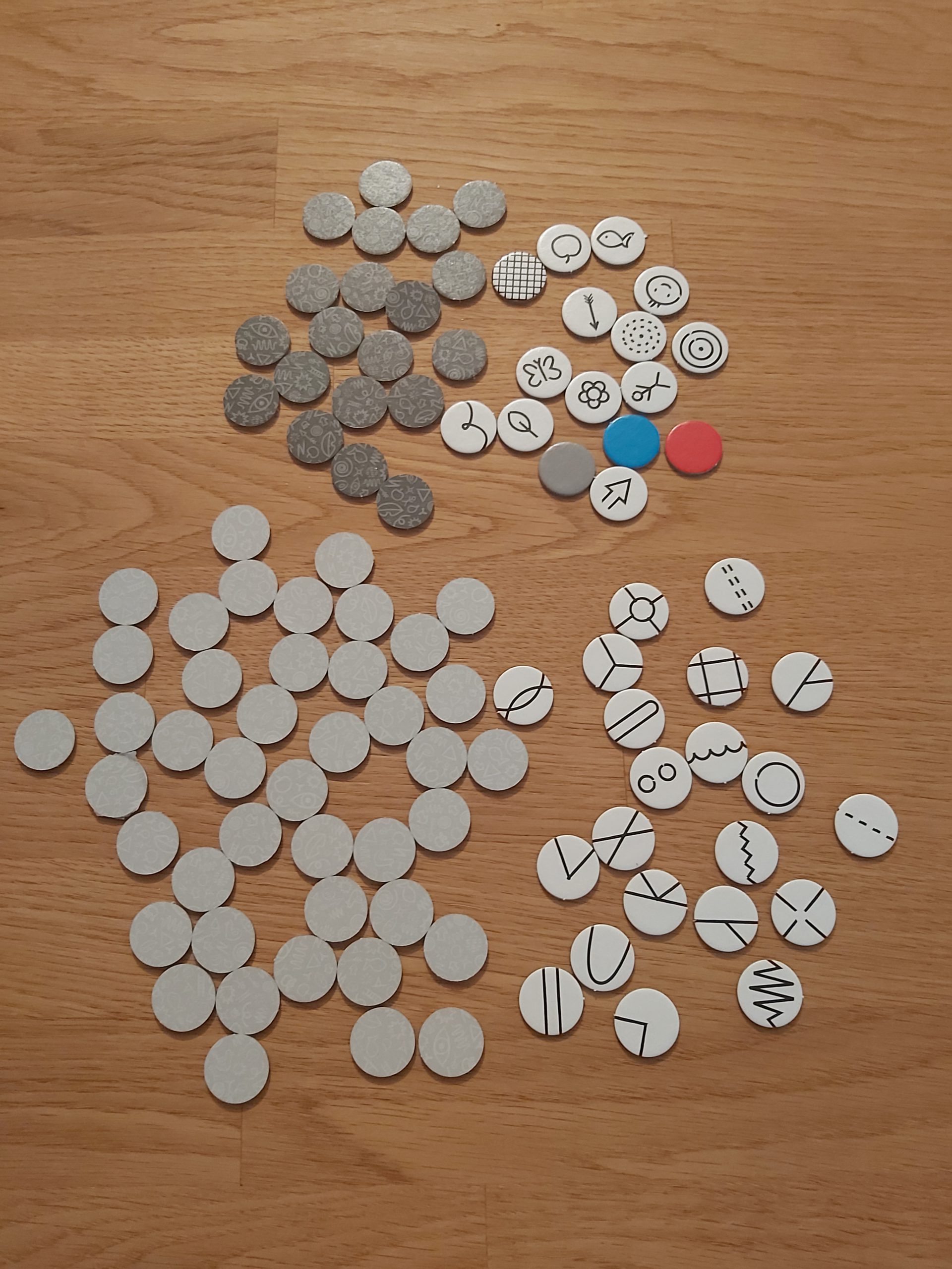 Zu sehen sind die Pixplättchen mit grauer und hellgrauer Rückseite. 