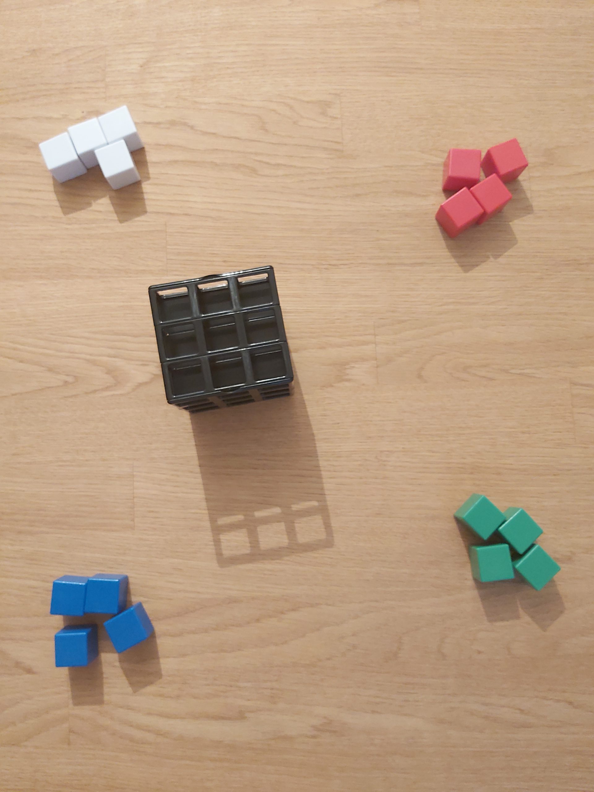 Zu sehen ist der Spielaufbau von Rubik's Cage für 4 Spielende.