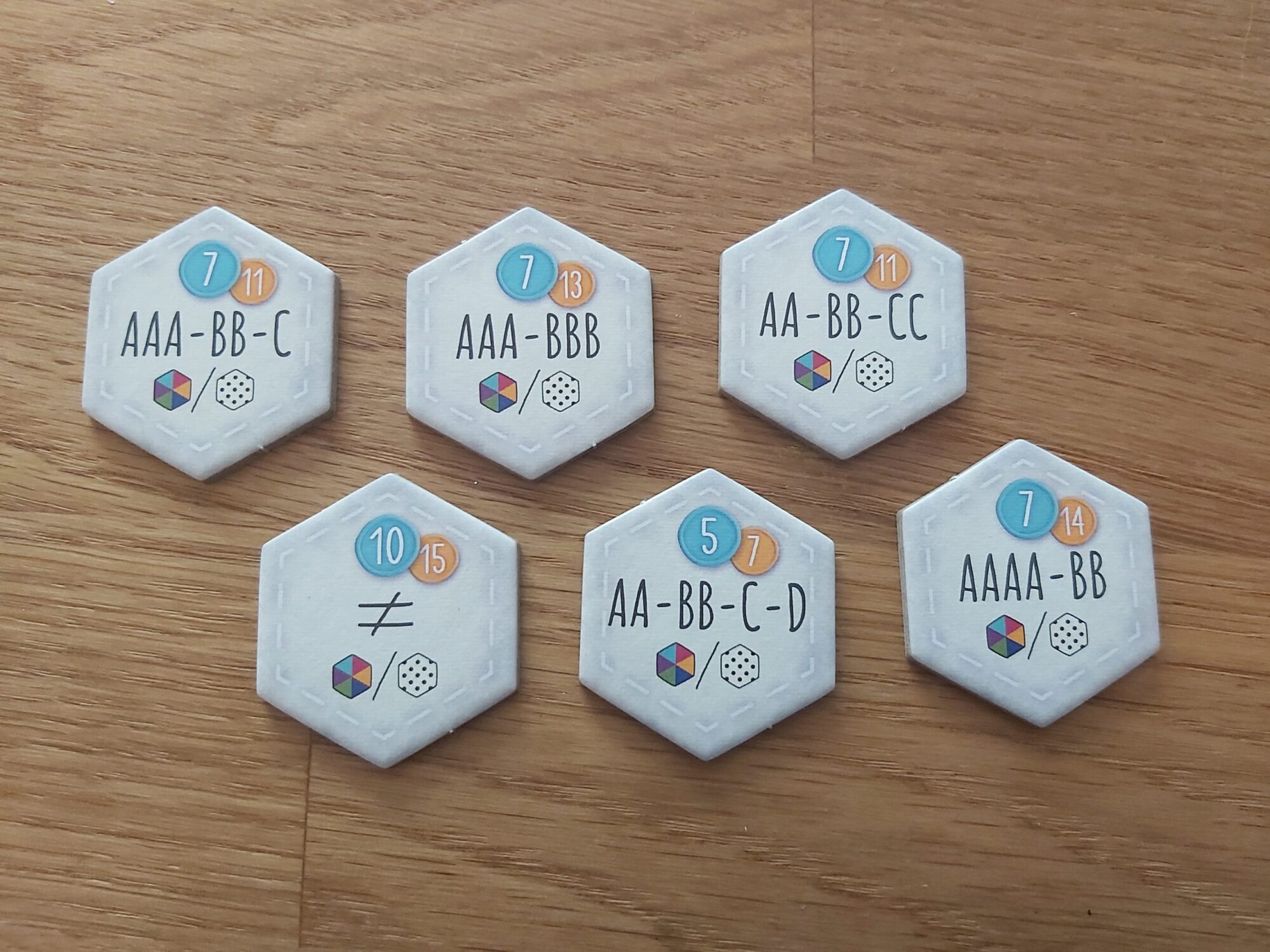 Zu sehen sind die 6 Aufgabenplättchen, die jede:r Spielende bei Calico zu Beginn hat.