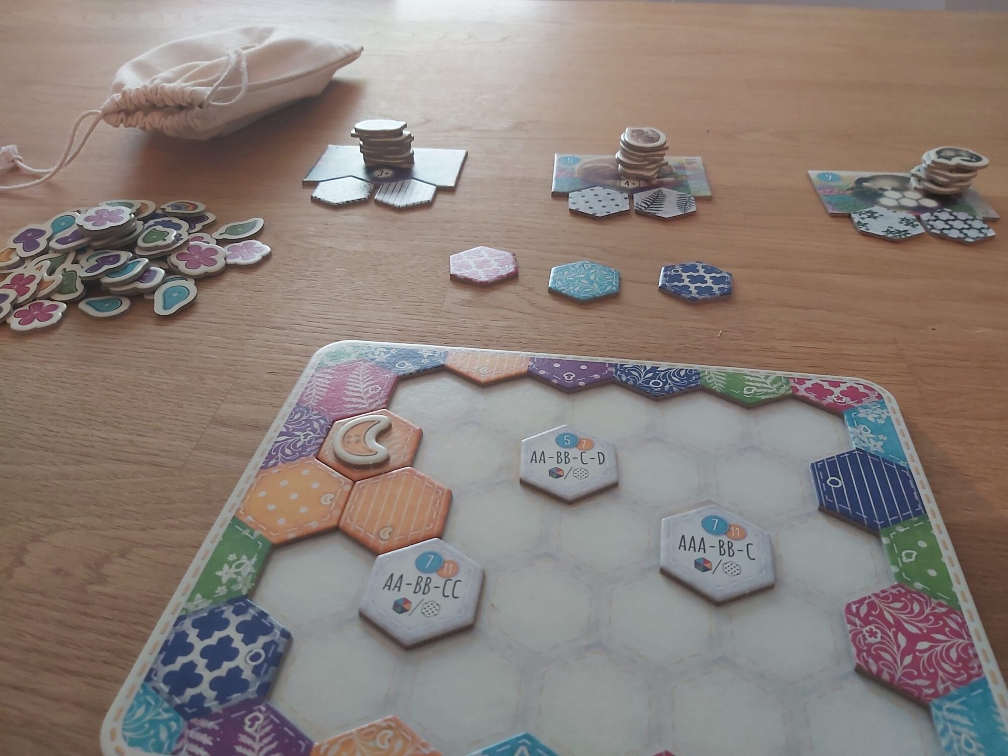 Zu sehen ist ein Beispiel dafür, wie ein Knopf auf der Decke landet.