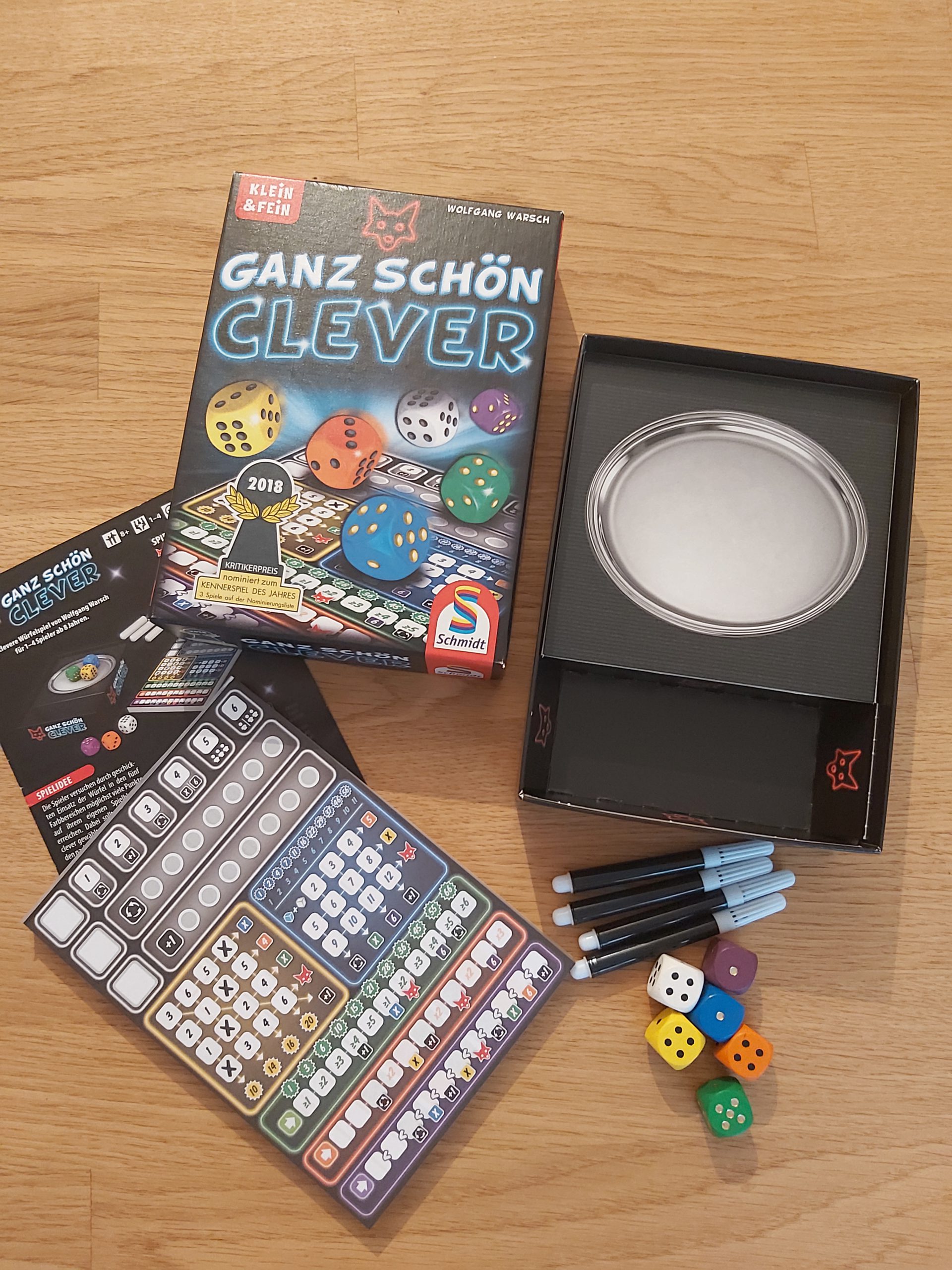 Zu sehen ist ganz schön clever samt Spielmaterial