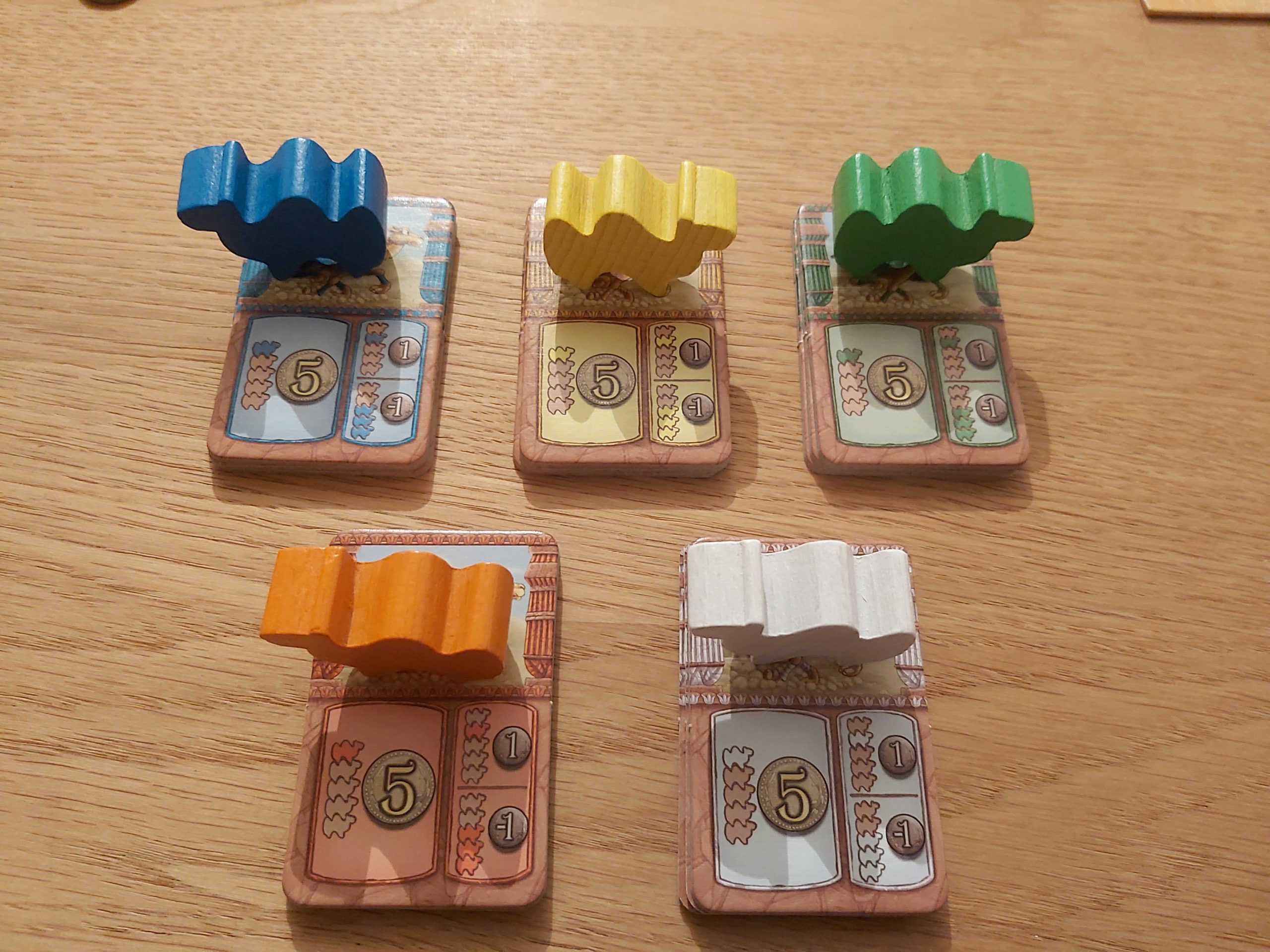 Zu sehen sind die Kamele von Camel Up.