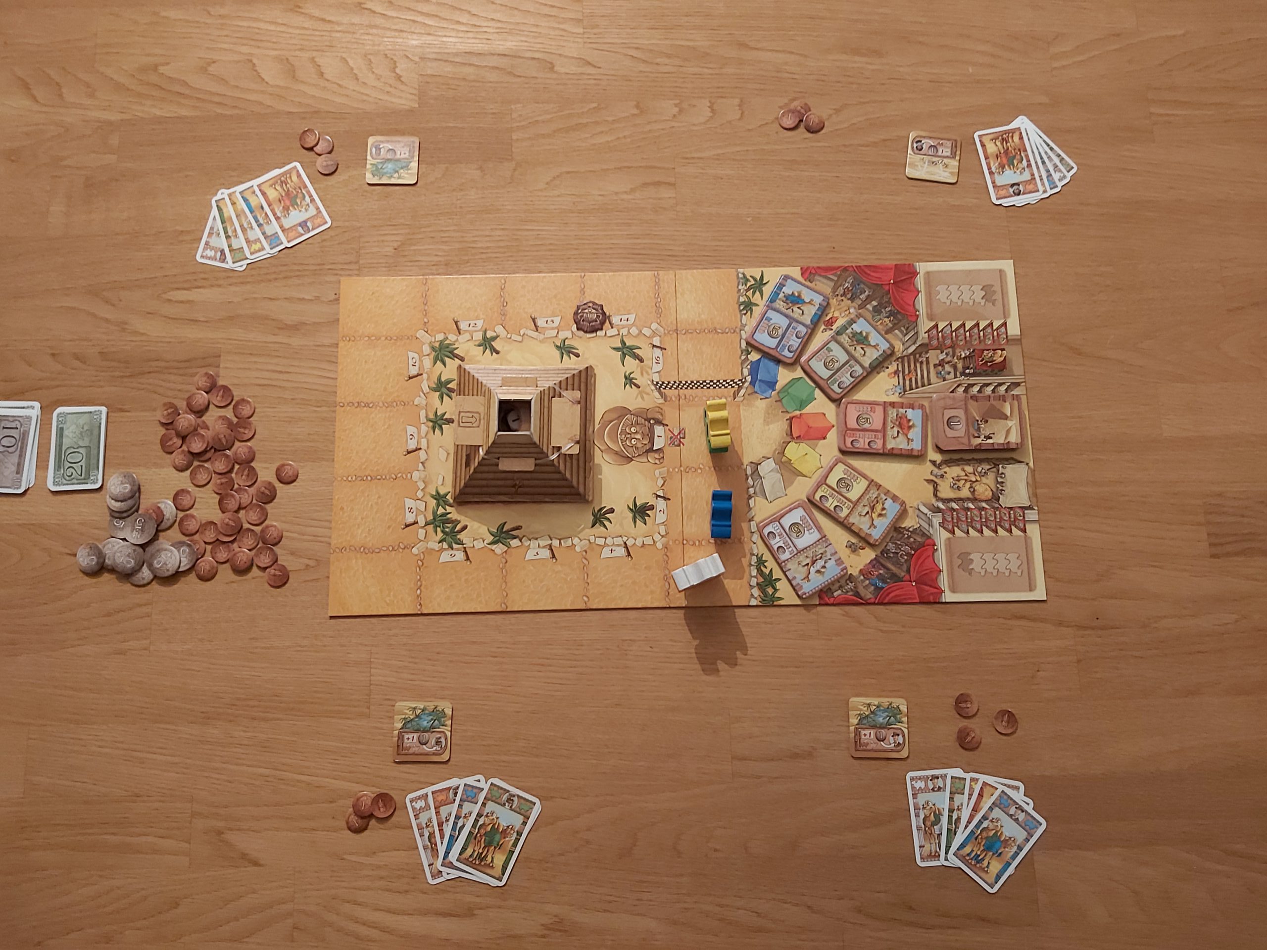 Zu sehen ist der Spielaufbau von Camel Up für 4 Personen