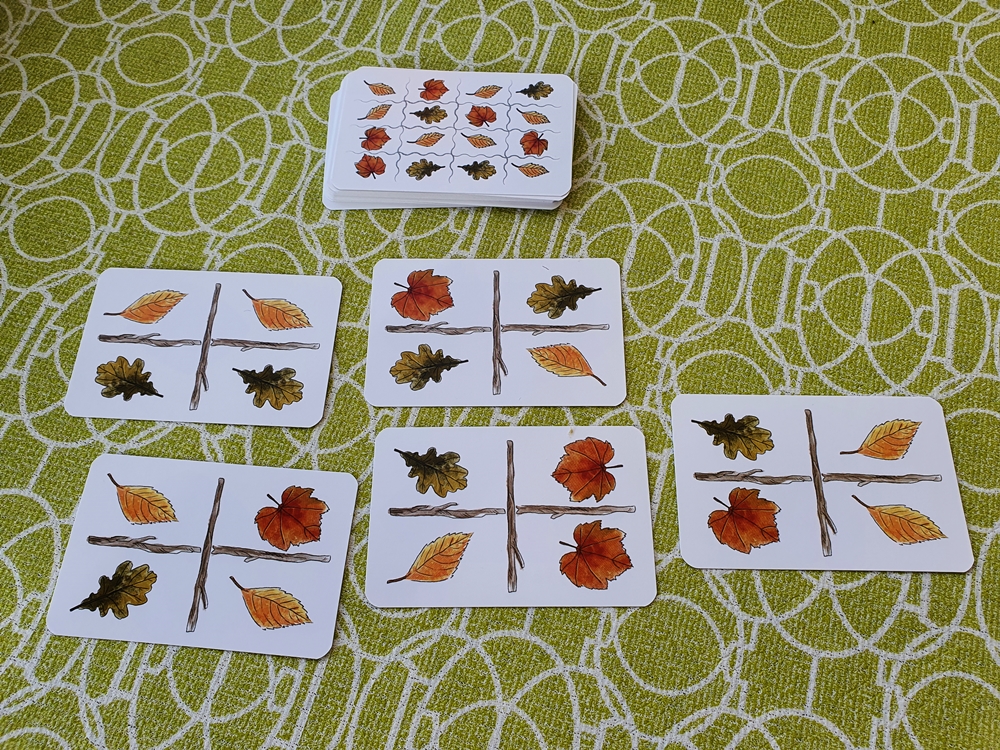 Eine Aufgabenkarte und ein Set aus Blätterkarten
