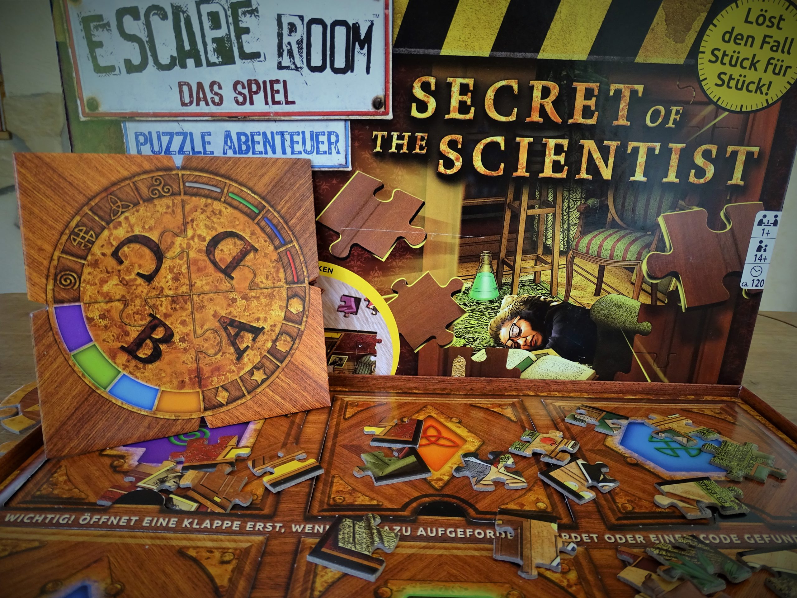 Puzzelteile und die Decodierscheibe sind die Hauptzutate für dieses Escapespiel