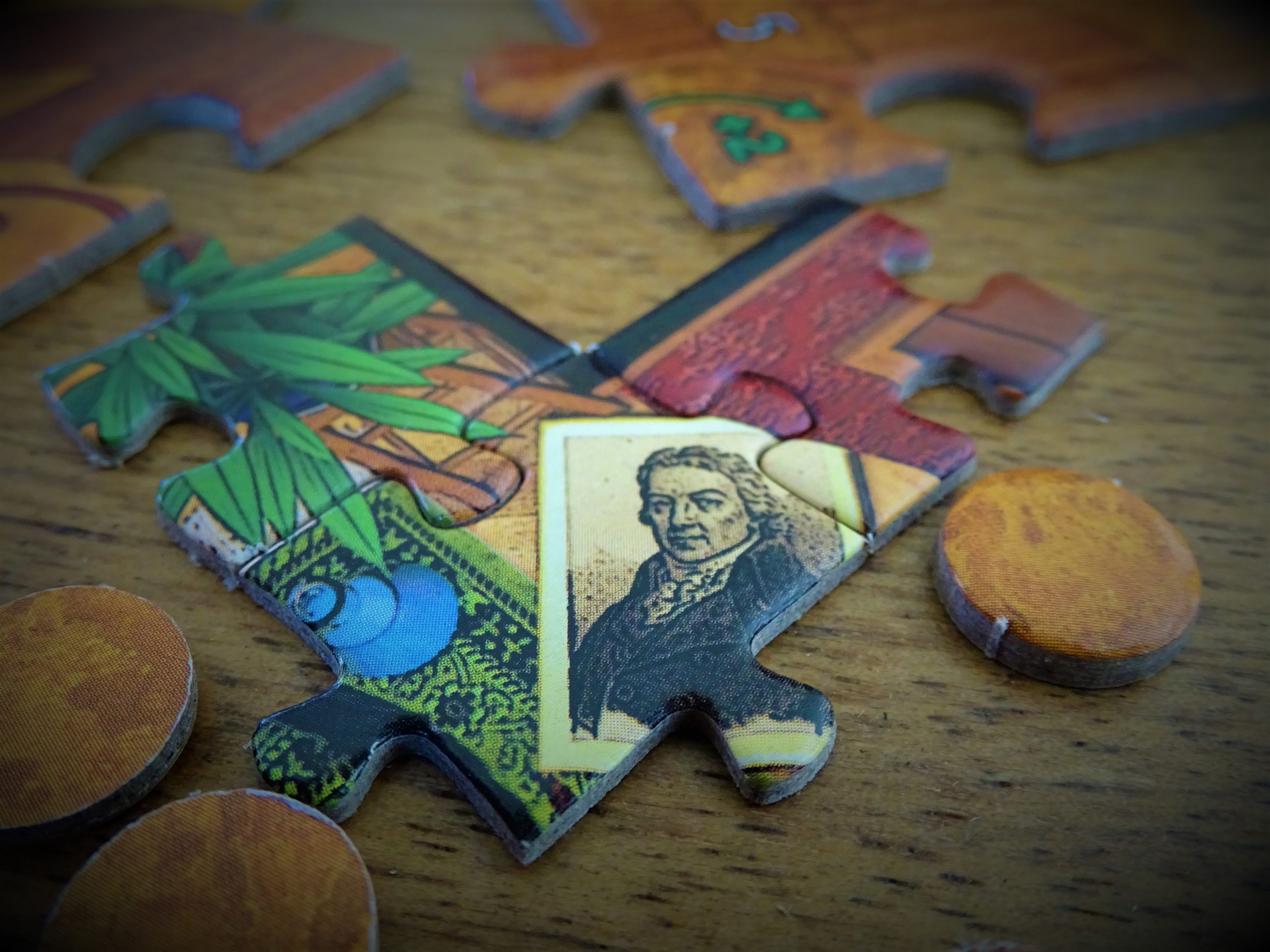 Ein Blick auf drei ineinander gesteckte Puzzelteile