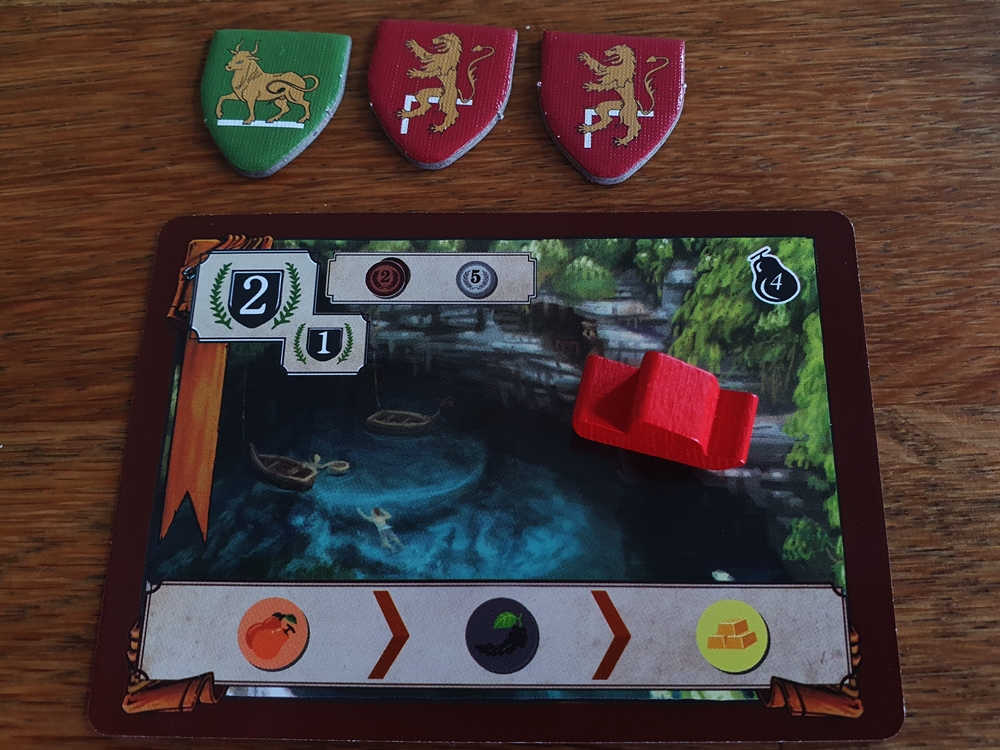 Eine Rohstoffinsel, darauf ein Schiff. Über der Karte Investitionsmarker in Rot und Grün