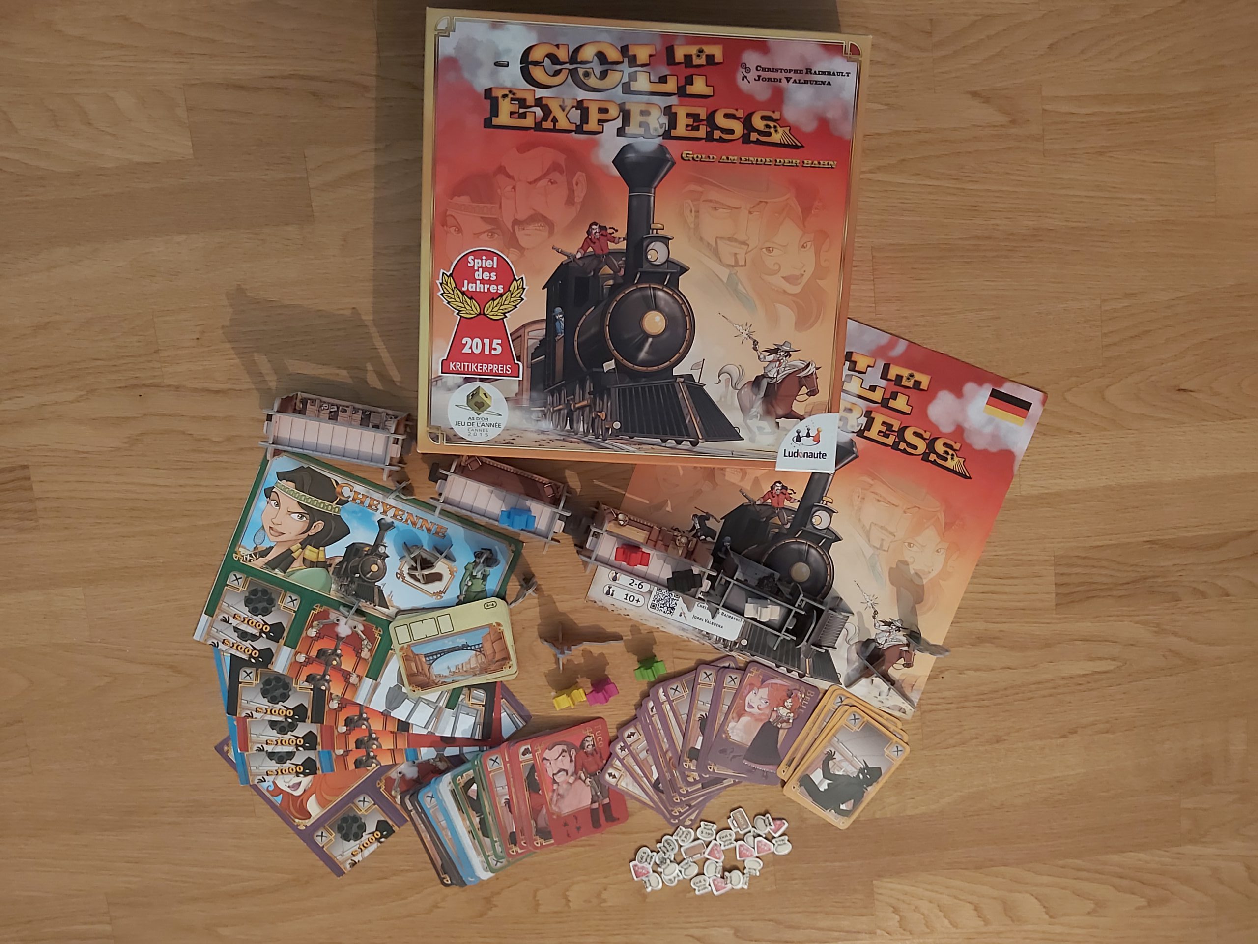 Zu sehen ist Colt Express mit dem gesamten Spielmaterial.
