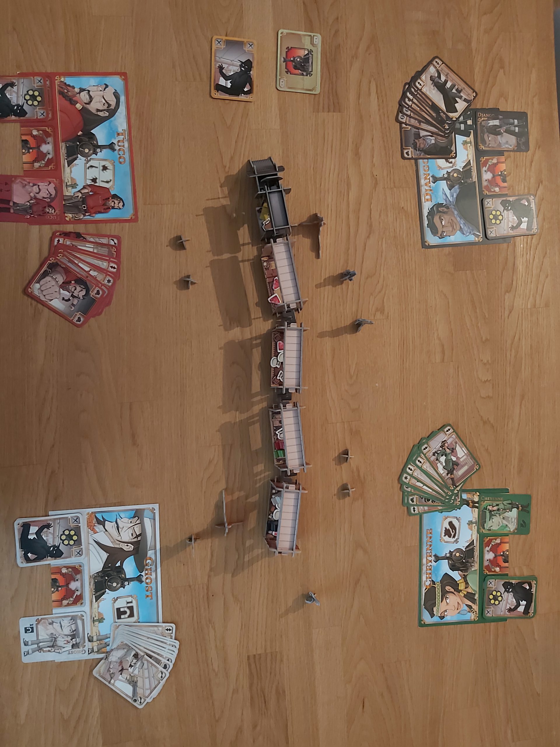 Zu sehen ist der Spielaufbau von Colt Express für 4 Spielende.