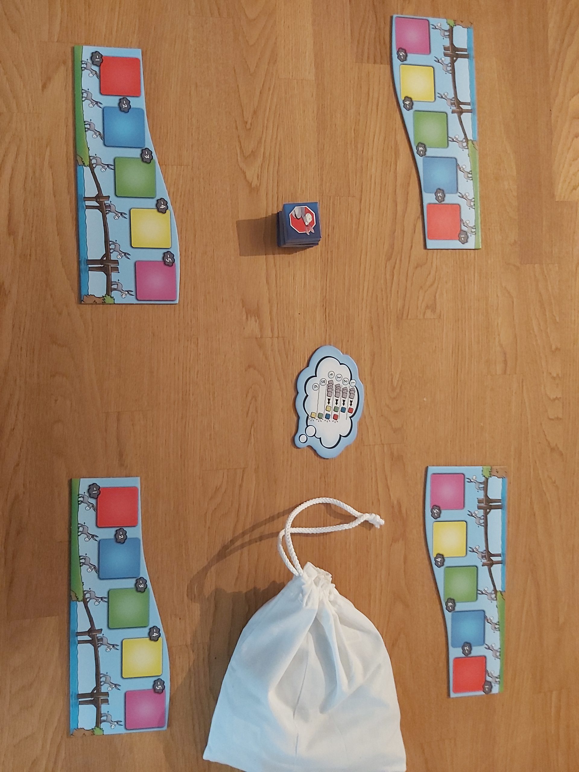 Zu sehen ist der Spielaufbau von Eselsbrücke für 4 Spielende