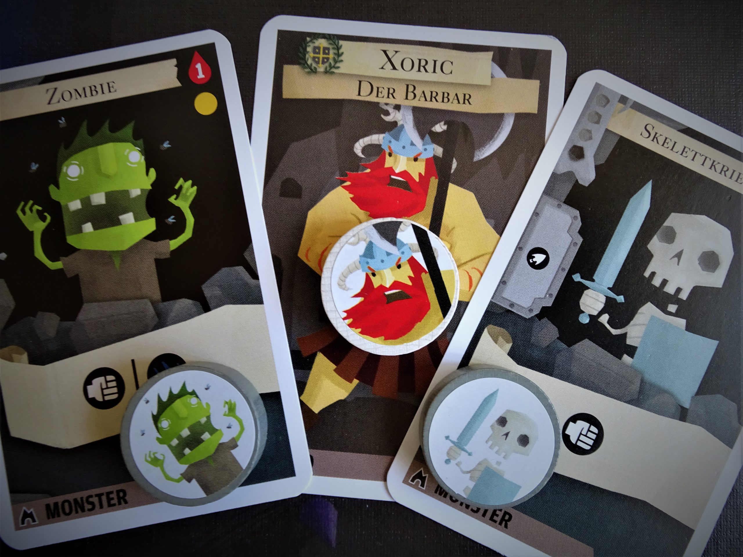 Karten und Scheiben mit Barbar, Zombie und Skelettkrieger