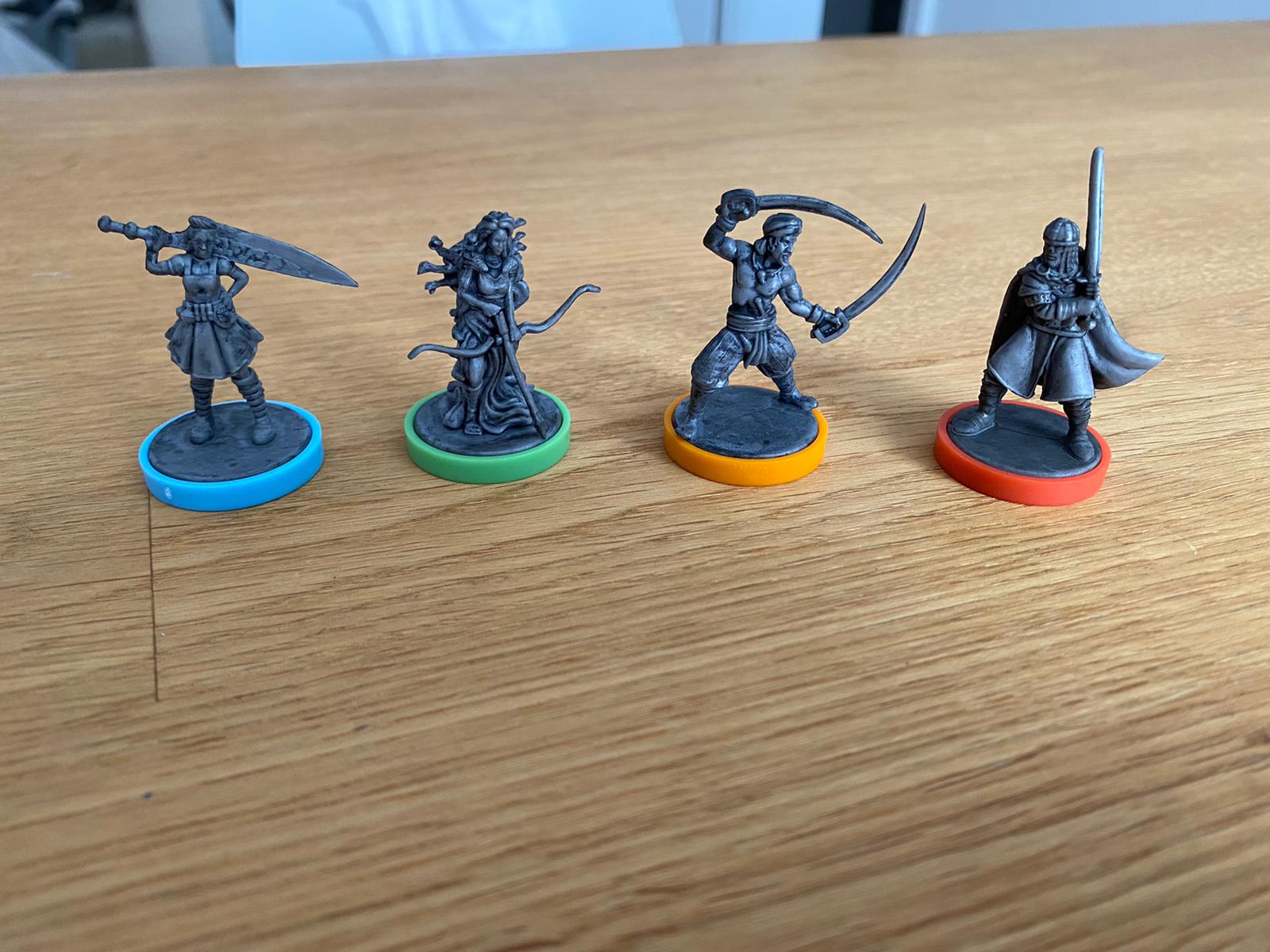 Zu sehen sind die 4 Held:innen.