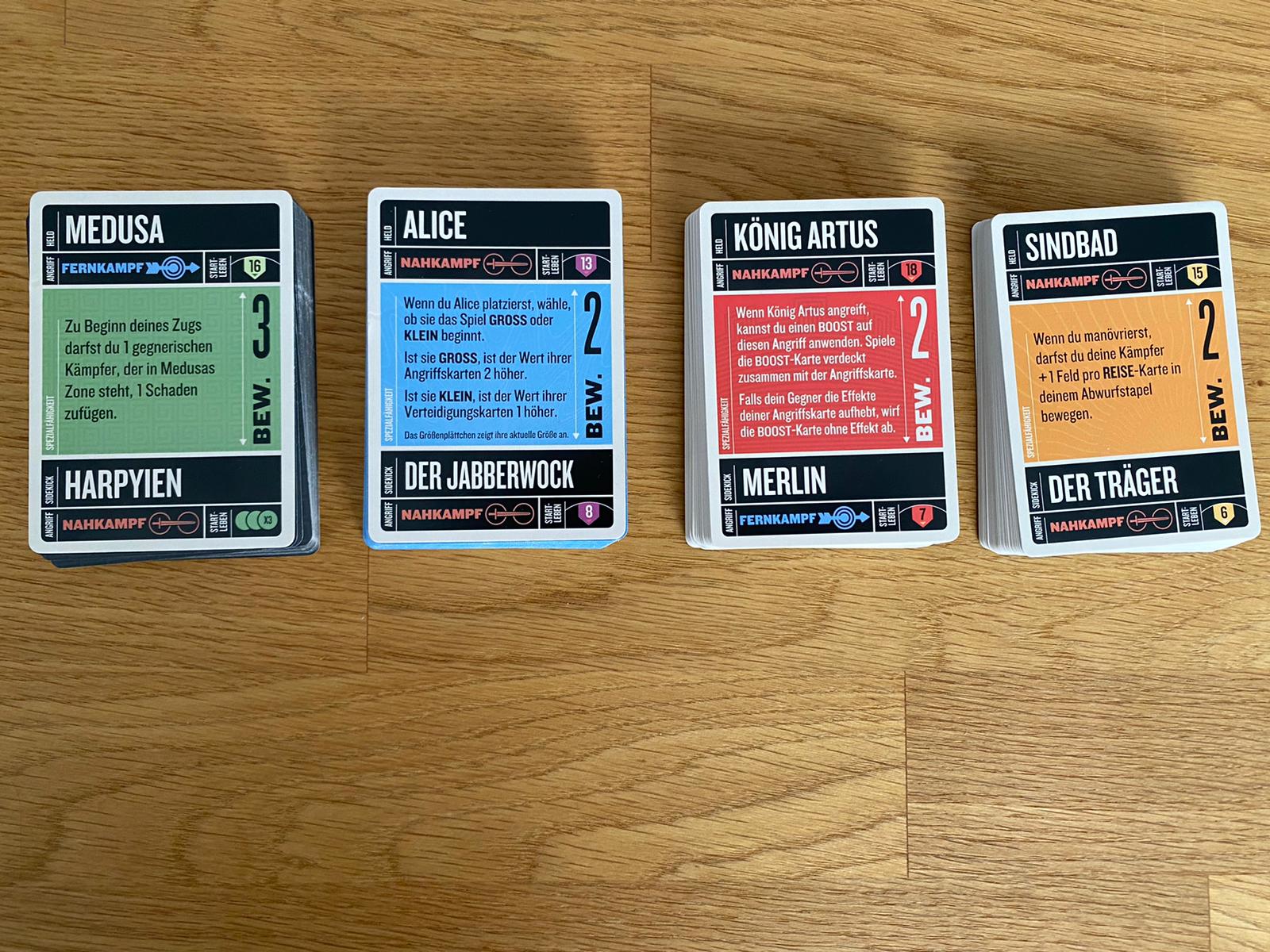 Zu sehen sind die Kartendecks der unterschiedlichen Charaktere.