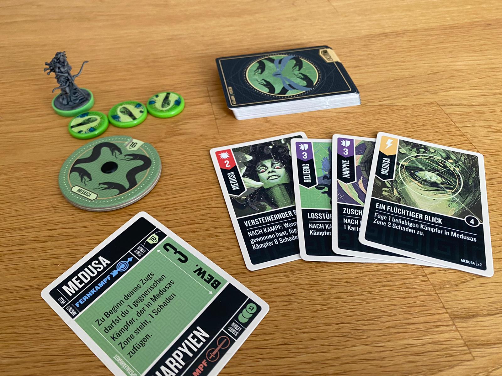 Zu sehen ist das gesamte Spielmaterial vom Charakter Medusa