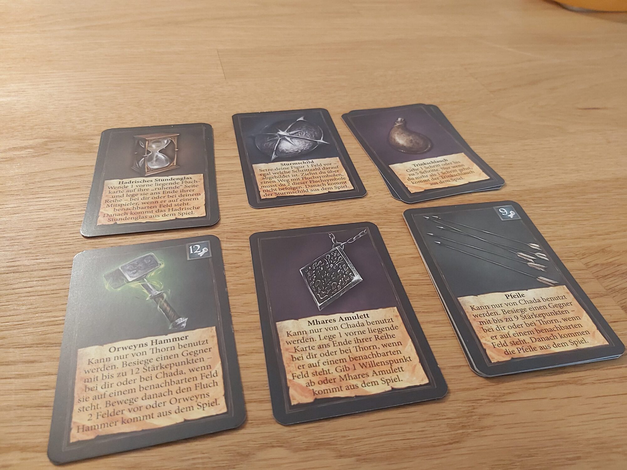 Zu sehen sind die Ausrüstungskarten.