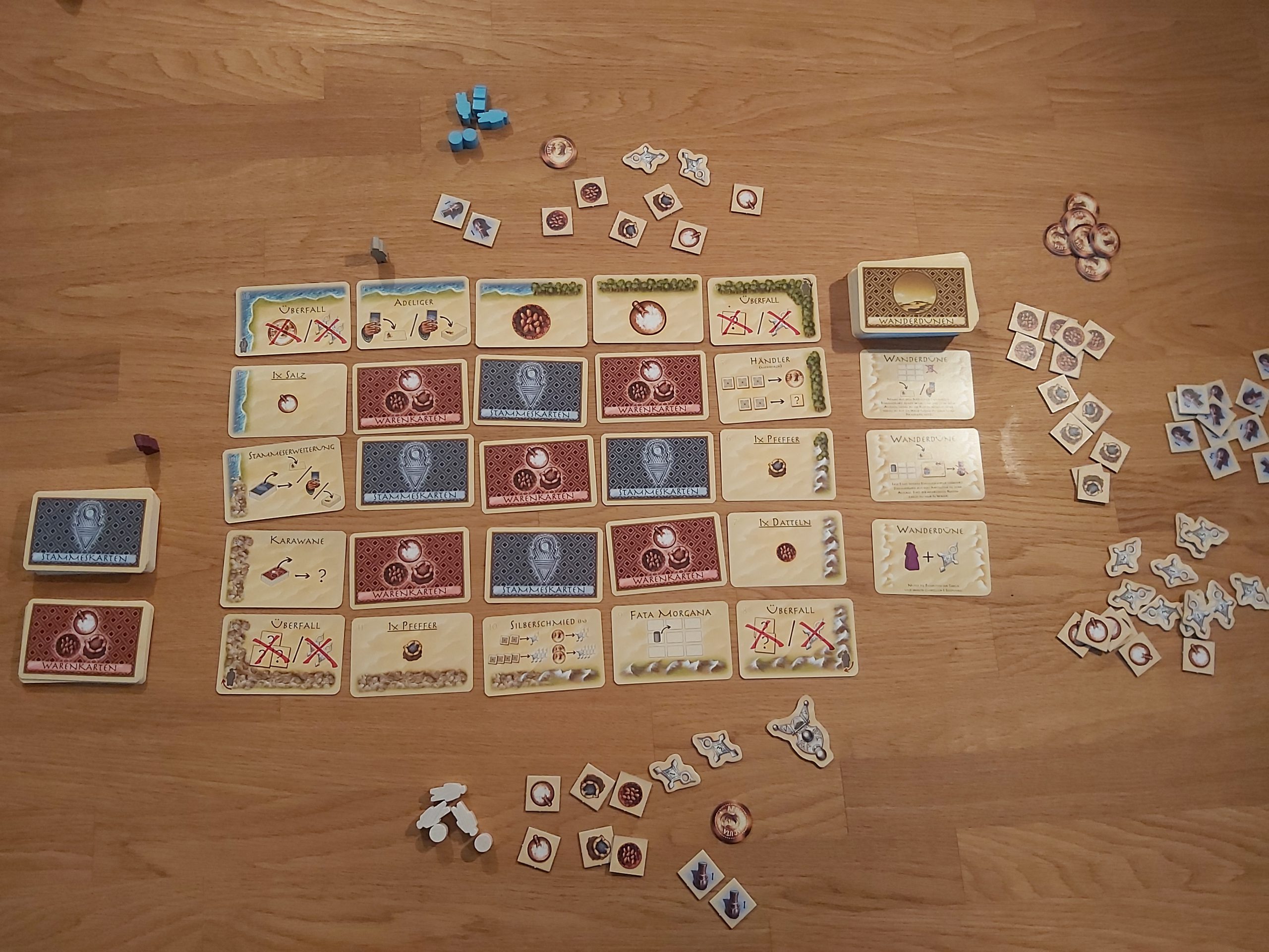 Zu sehen ist der Spielaufbau von Targi die Erweiterung mit den Wanderdünen.