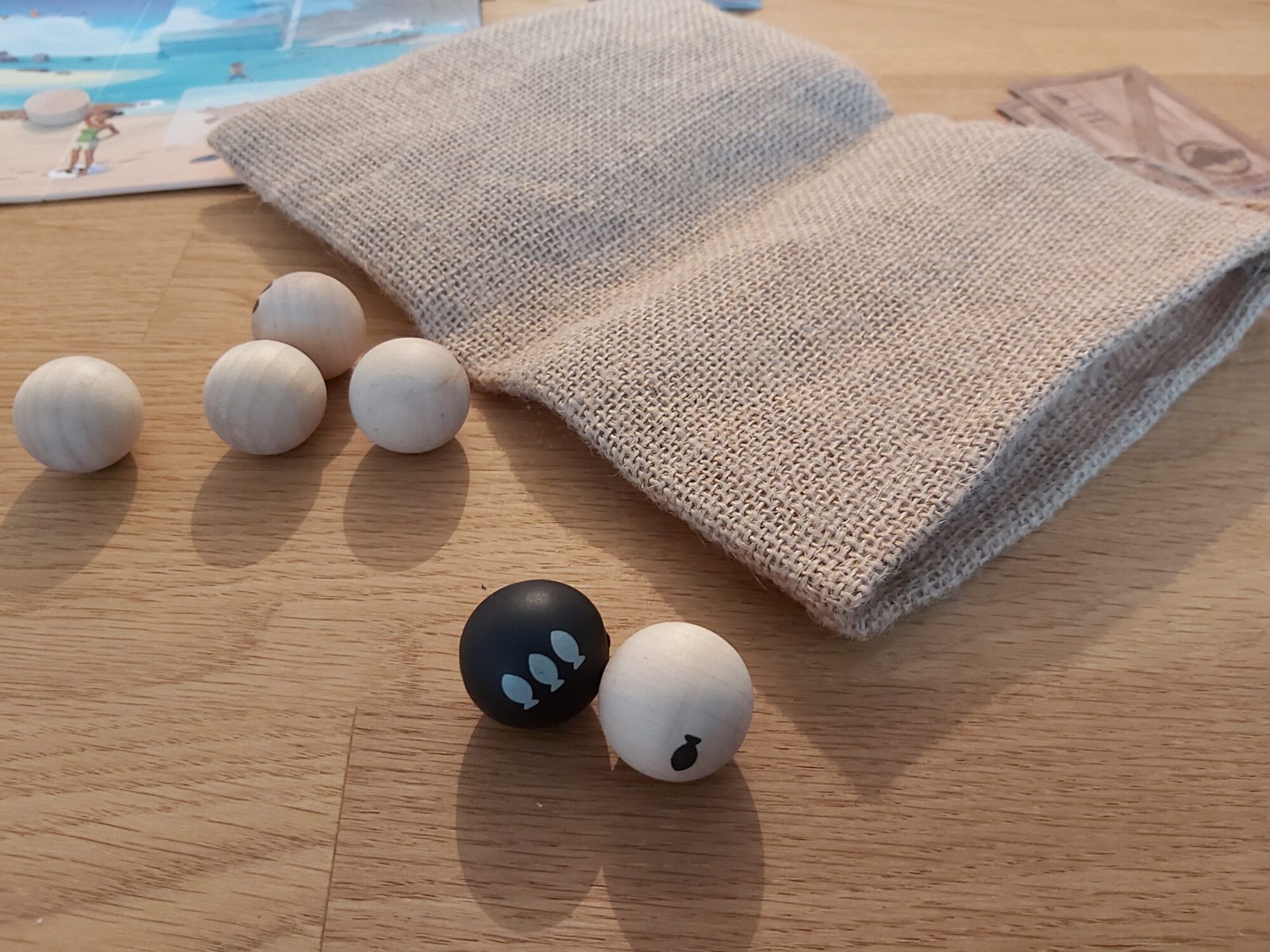 Zu sehen ist der Leinenbeutel mit Kugeln von Hellapagos.