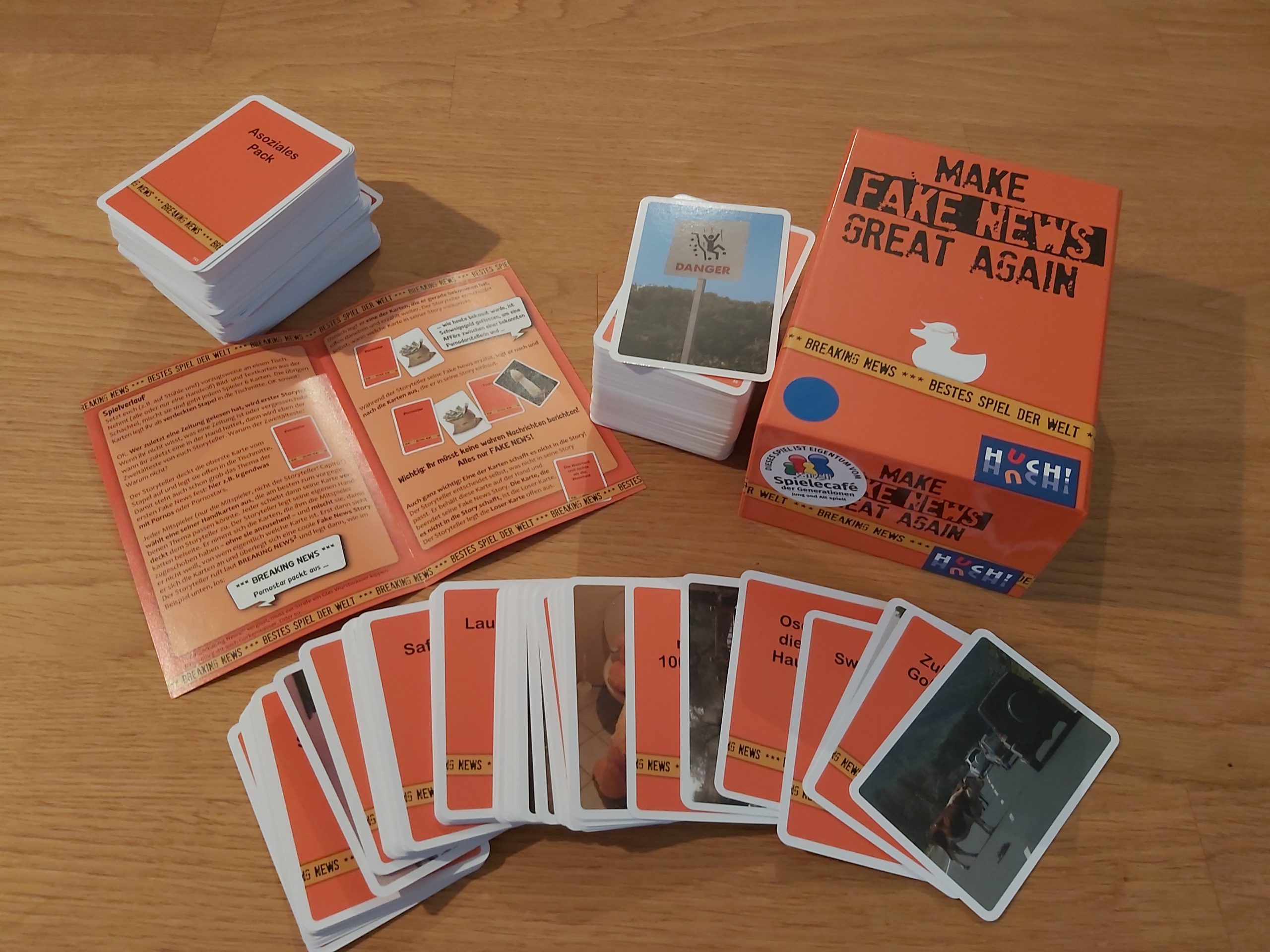 Zu sehen ist das Spiel Make Fake News Great Again mit dem gesamten Spielmaterial