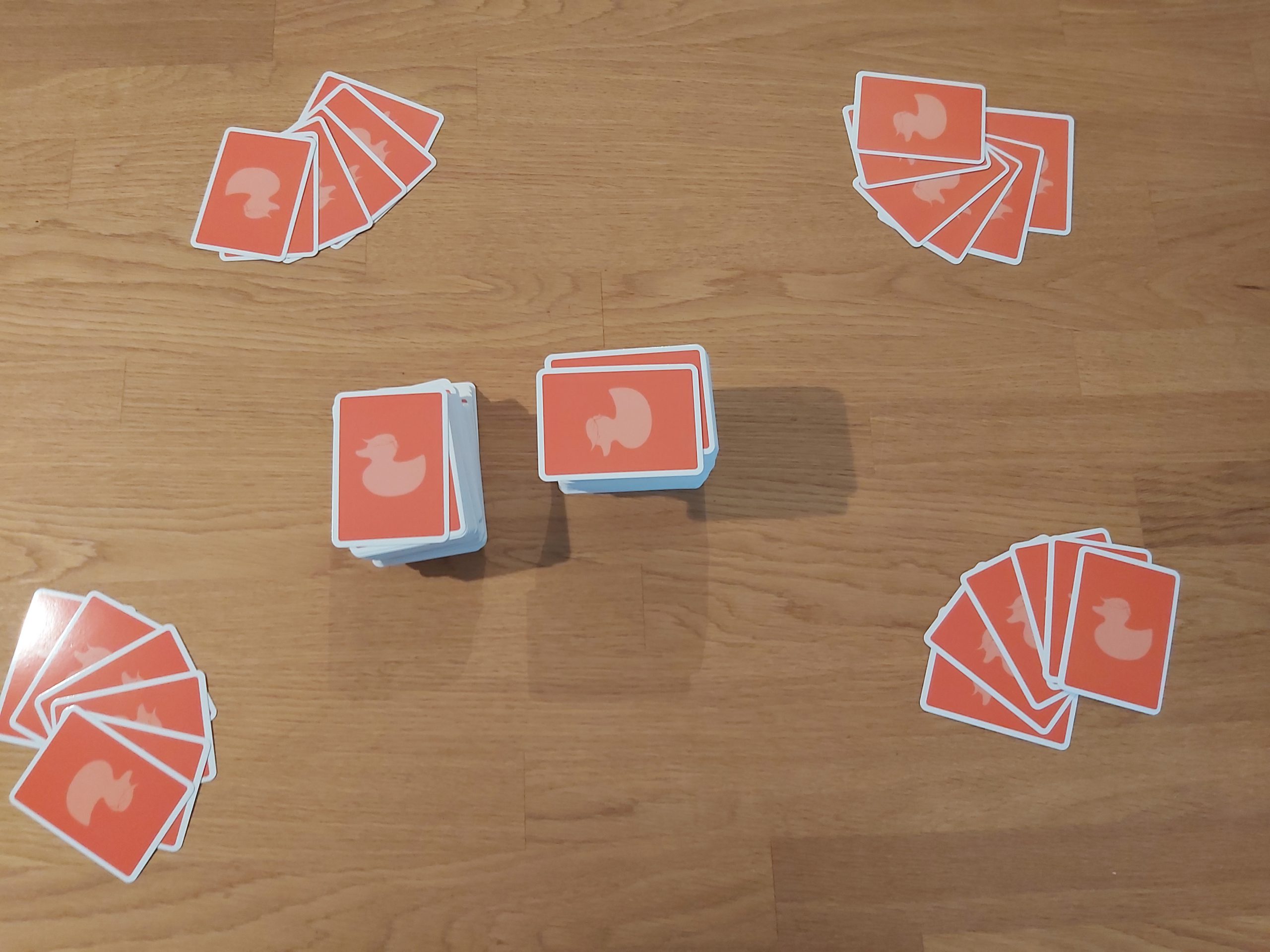 Zu sehen ist der Spielaufbau von Make Fake News Great Again für 4 Spielende.
