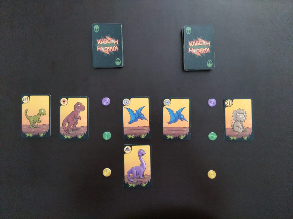 Kartenauslage mit sortierten Dinokarten