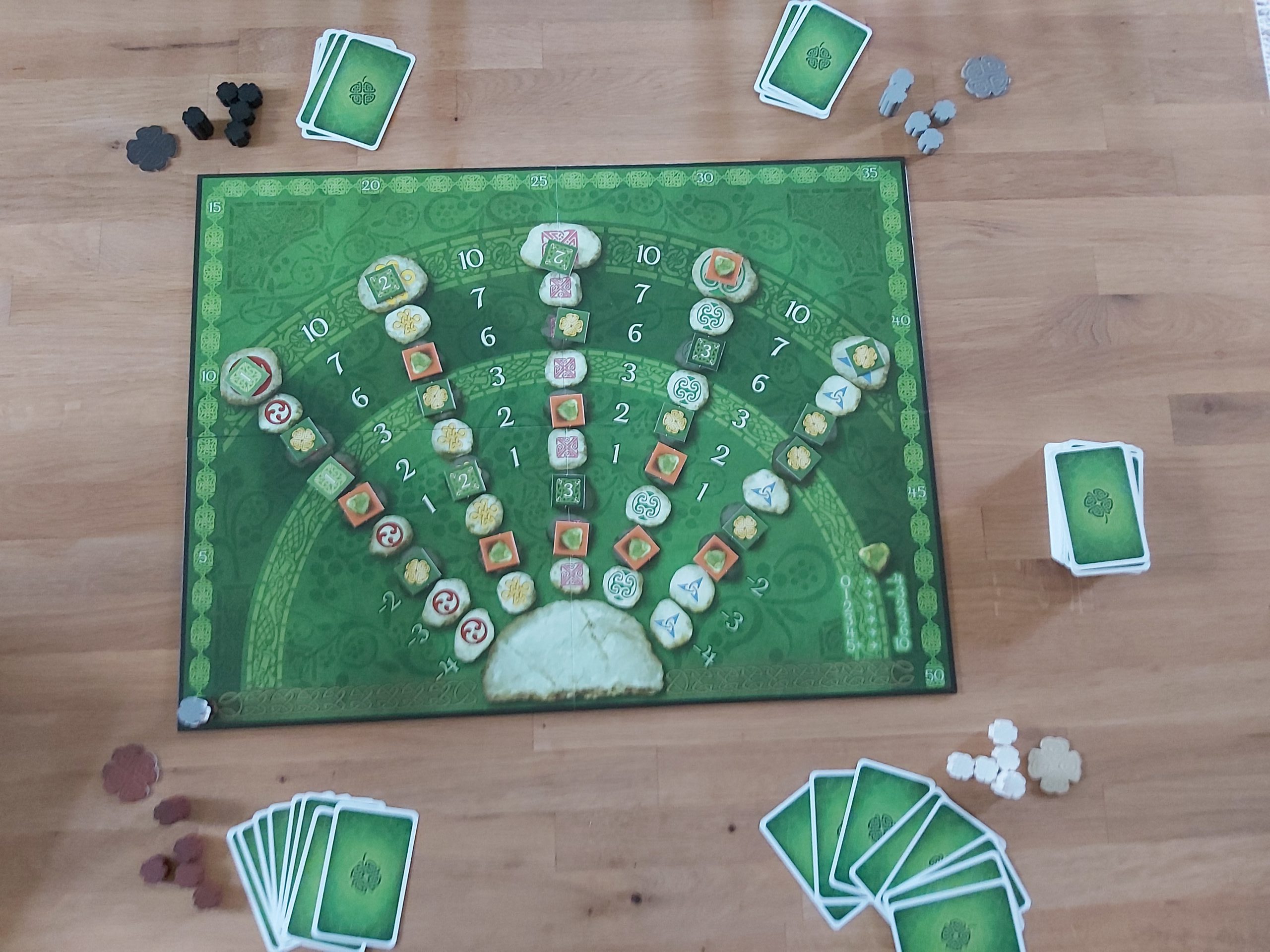 Zu sehen ist der Spielaufbau von Keltis für 4 Spielende.