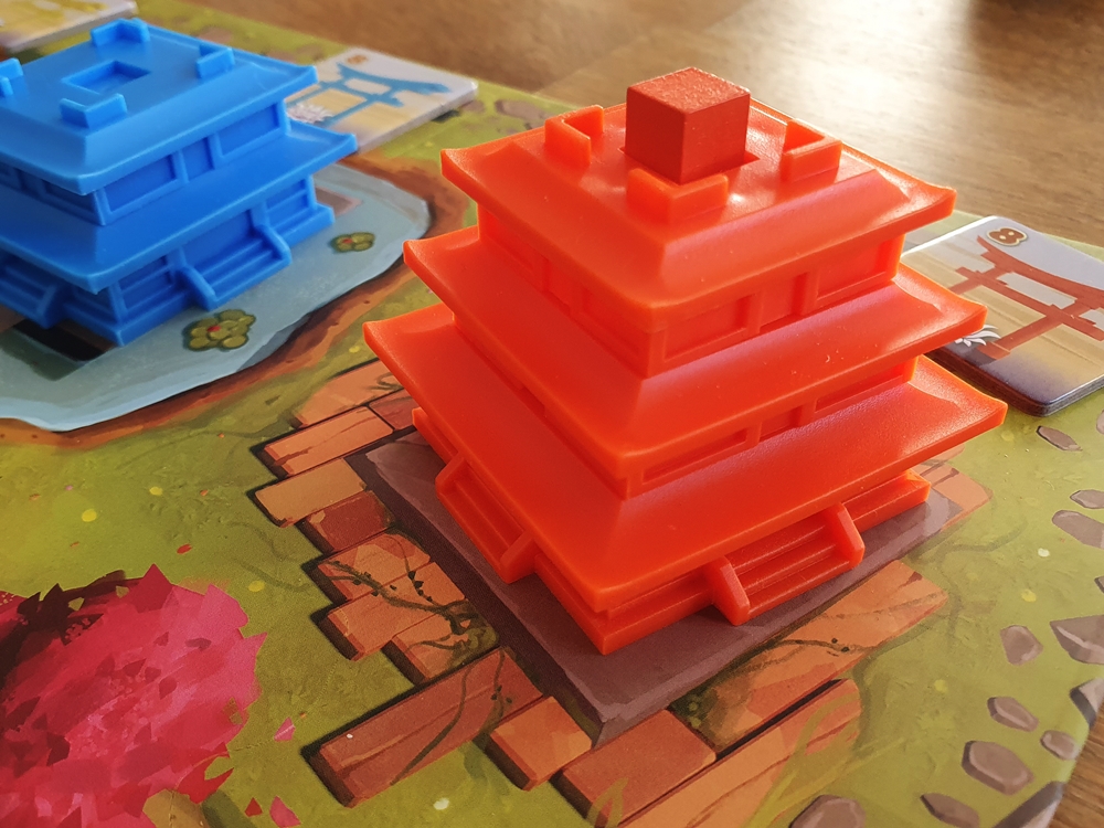 Pagode mit drei Etagen, ein Klötzchen darauf als Opferstein