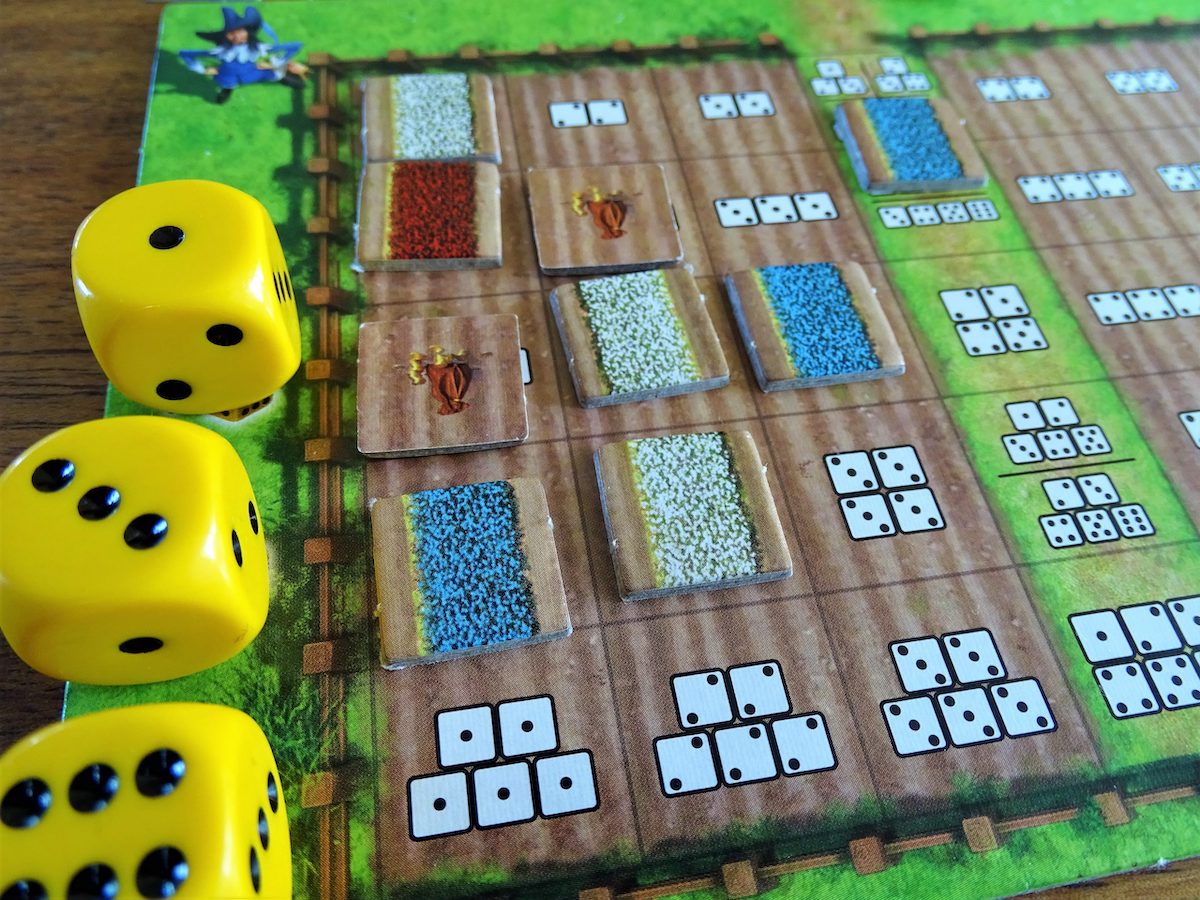 Nahaufname des Spieltableaus und der Würfel