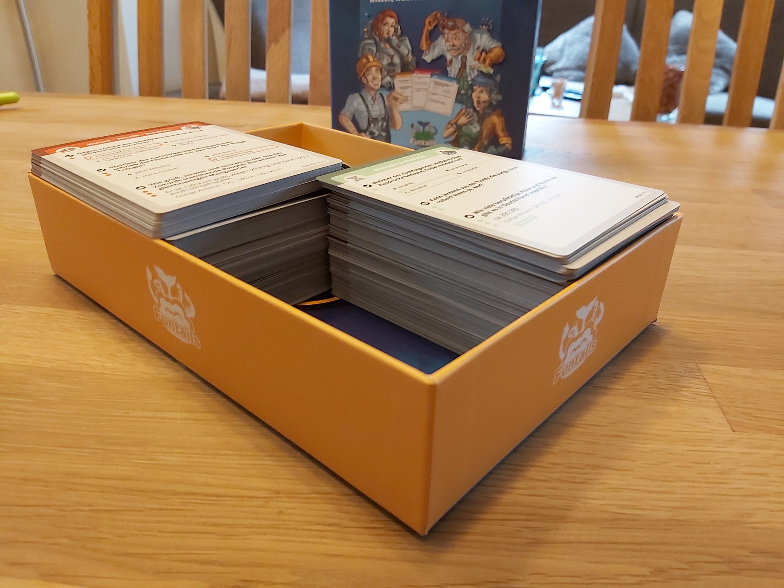 Zu sehen sind die Verpackung von Quizclub, in die nicht alle Karten passen.
