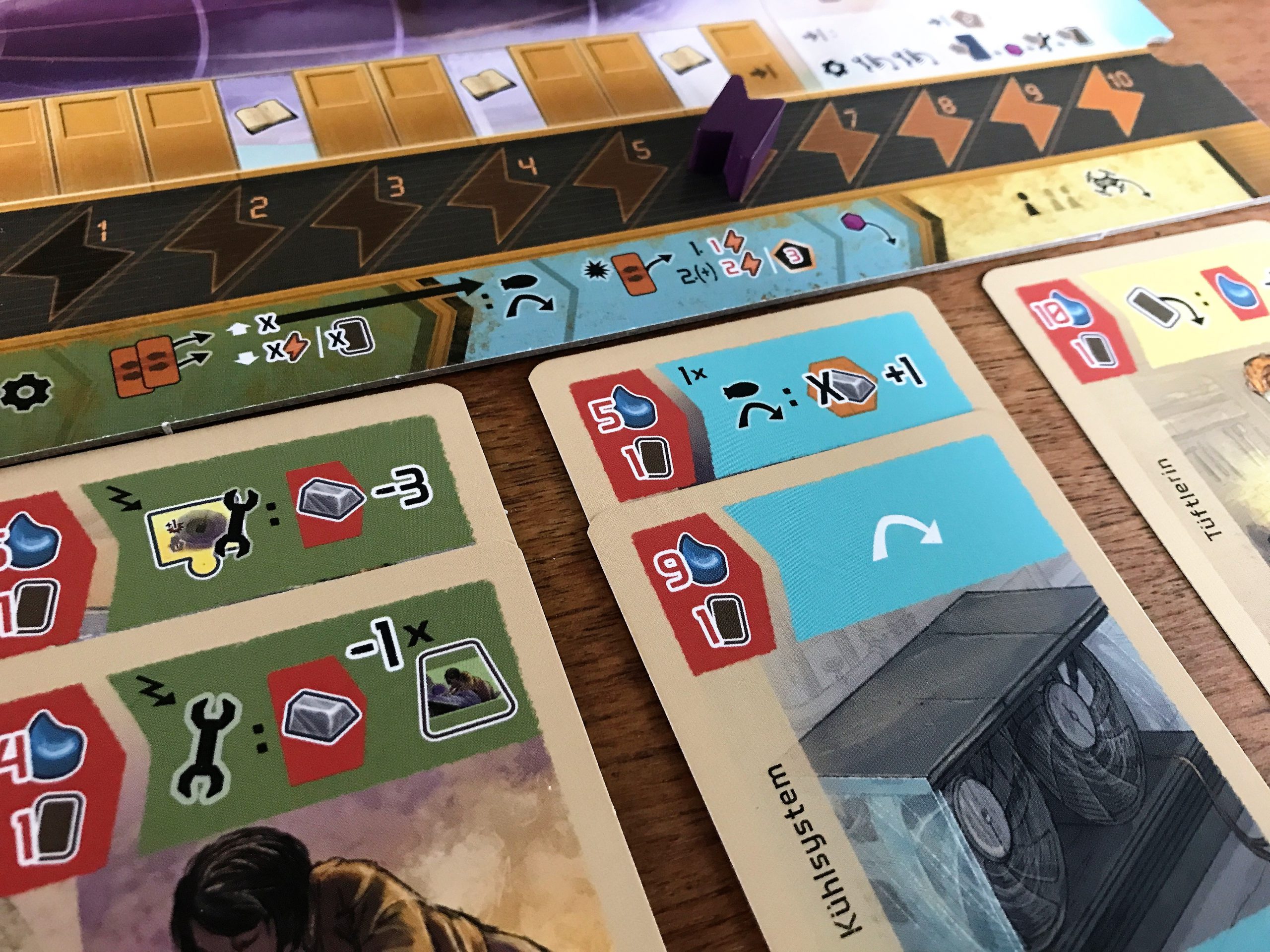 Projektkarten werden unterhalb des eigenen Spieltableaus ausgelegt. 