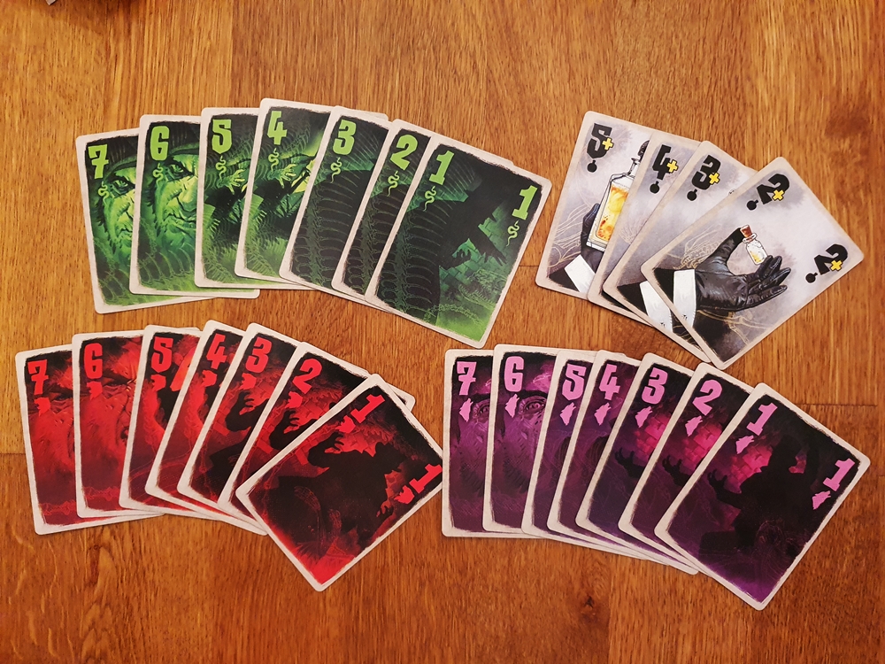 Die Karten in drei Farben, jeweils in den Werten von eins bis sieben, vier Trunkkarten in den Werten von zwei bis fünf