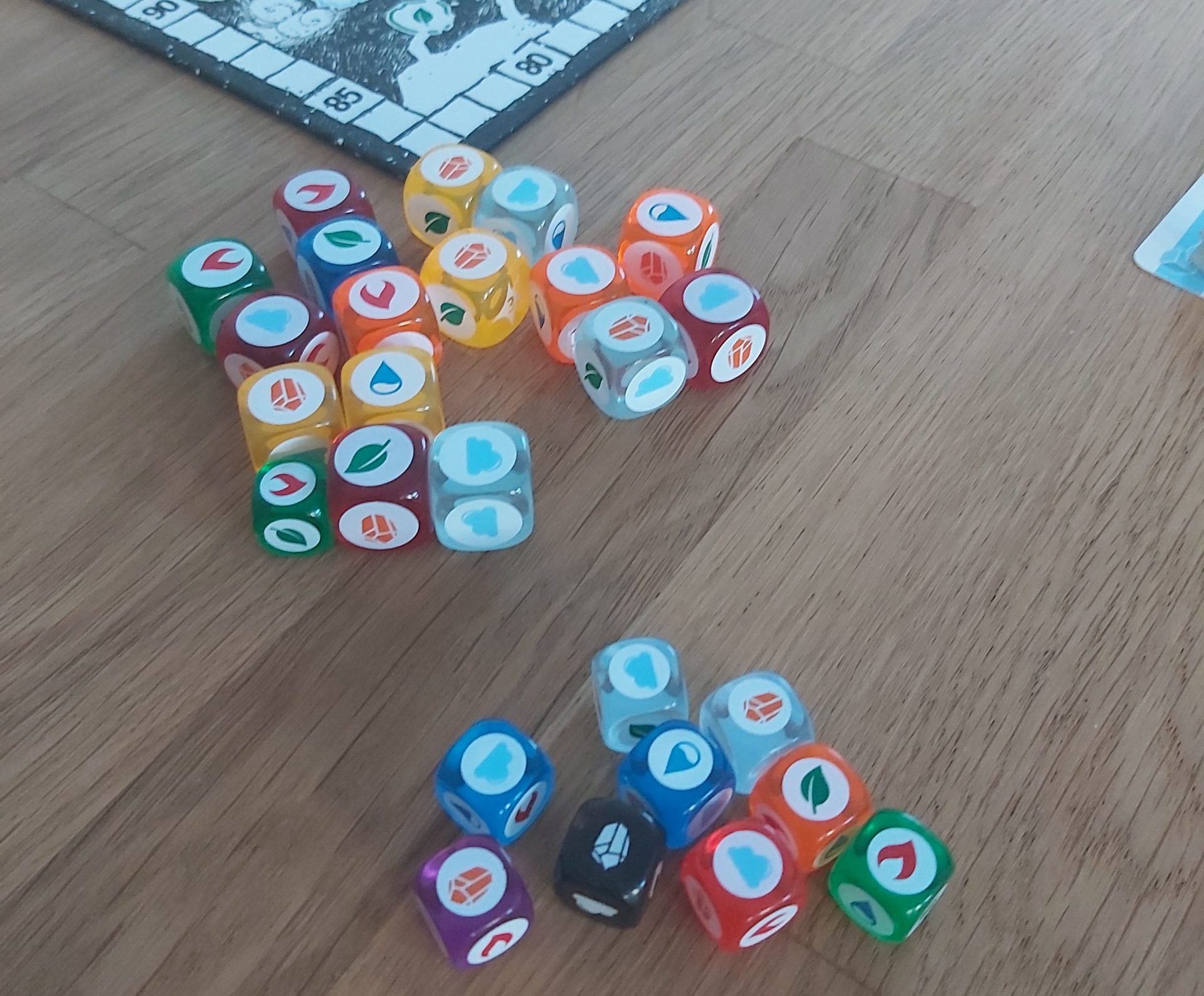 Zu sehen sind die Würfel aus Glow.