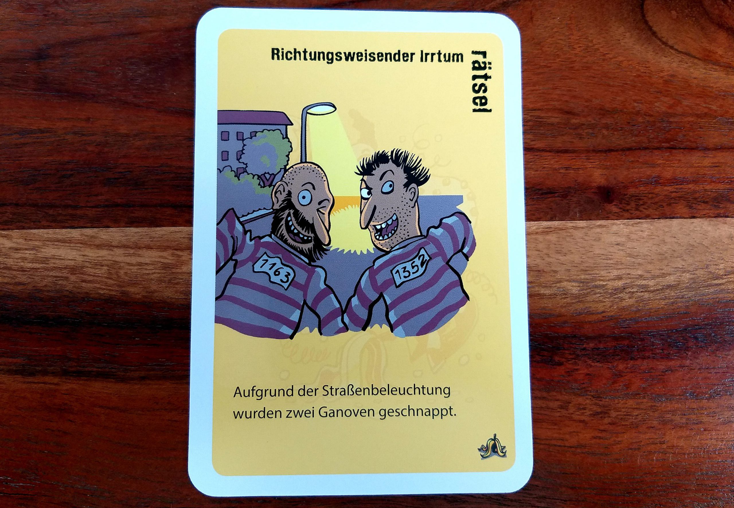 Auf jeder Kartevorderseite finden sich der Titel des Rätels, eine passende Zeichnung und 1 bis 2 kurze Hinweissätze zum Rätsel.