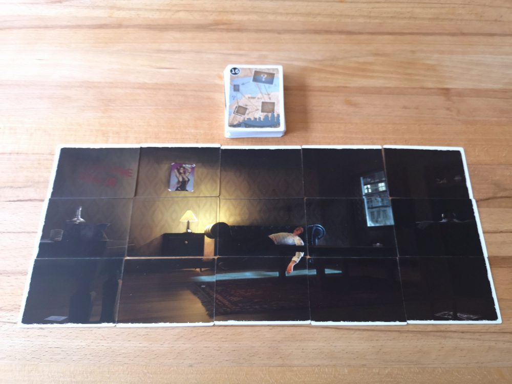 Wenn die Karten ausgelegt sind, entsteht das Bild eines Tatorts.