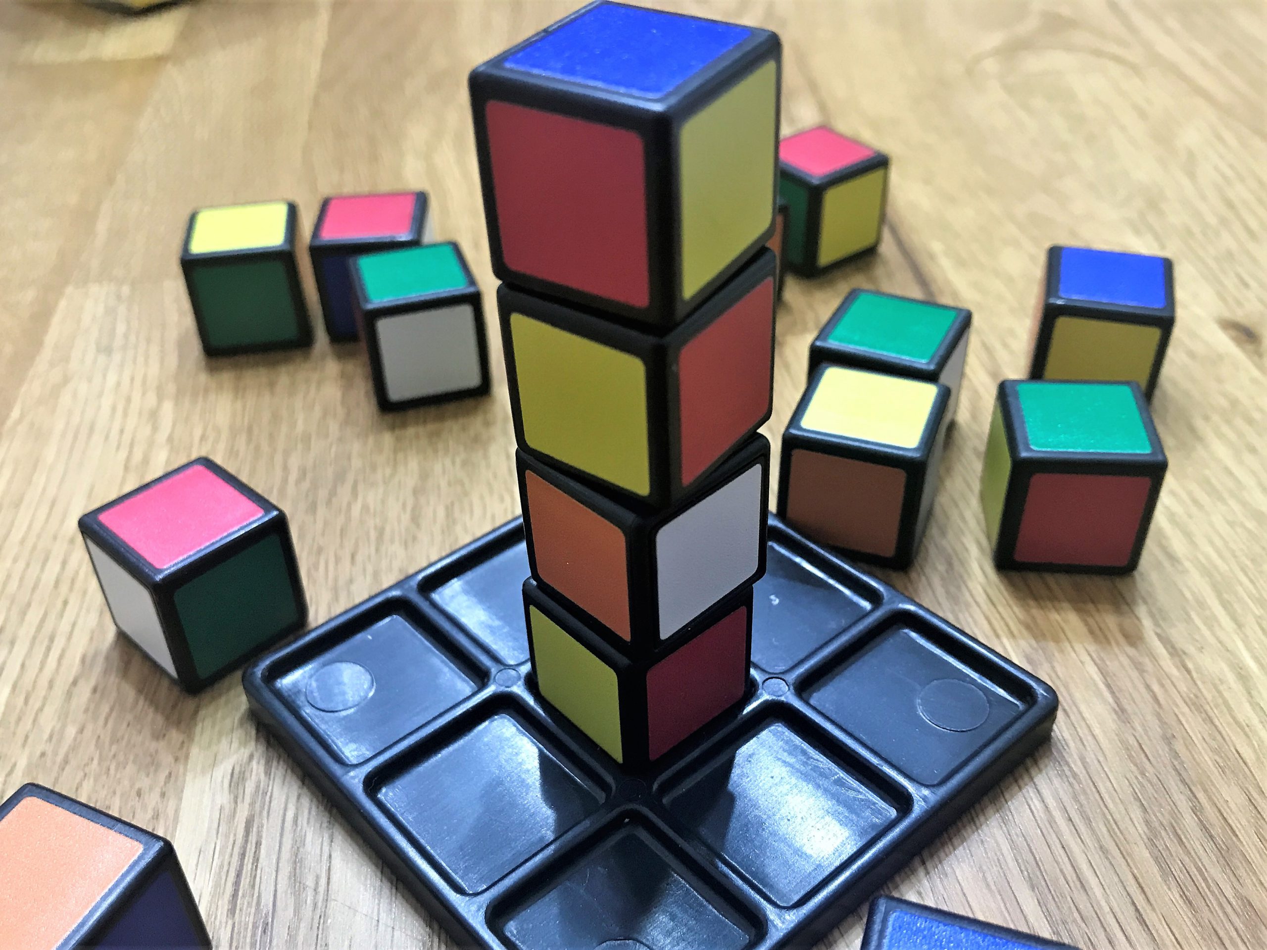 Vier Würfelchen sind zu einem Turm gestapelt.