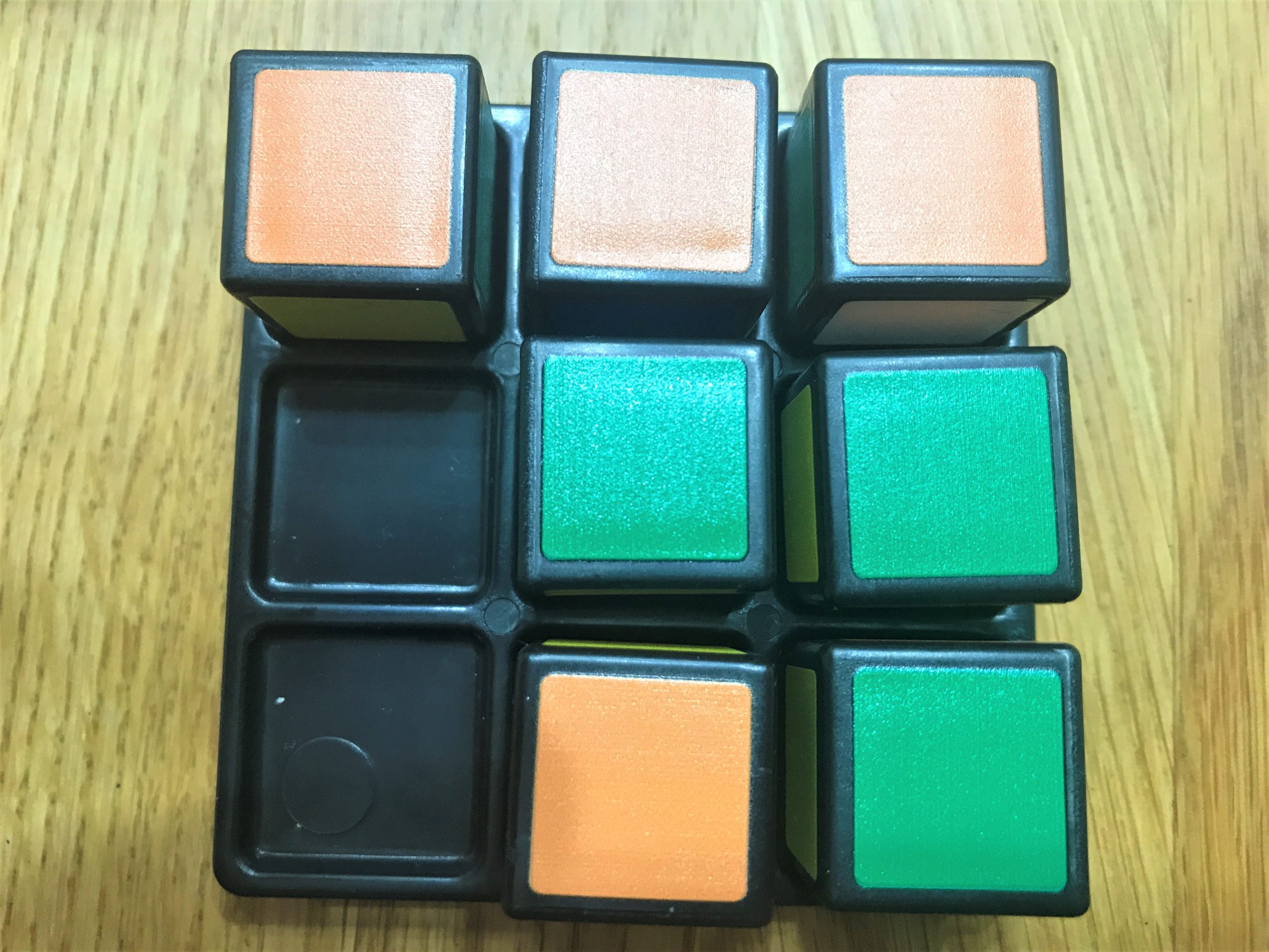 Drei orangene Würfel liegen in einer horizontalen Ebene.