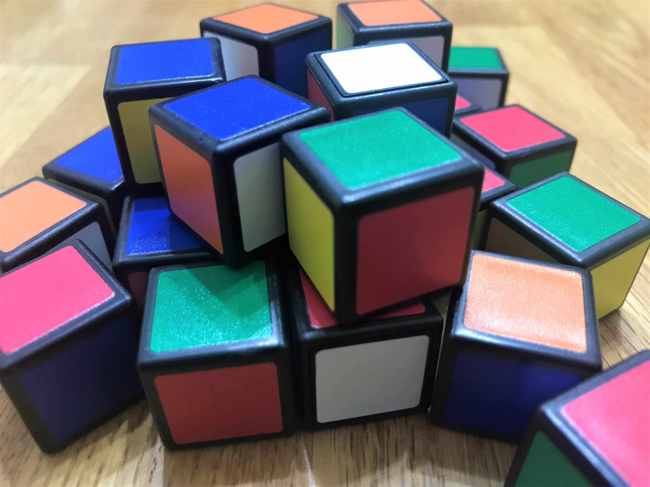 Die Würfel liegen auf einem Häufchen